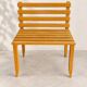 Fauteuil bas vintage en bois à lattes – design moderniste