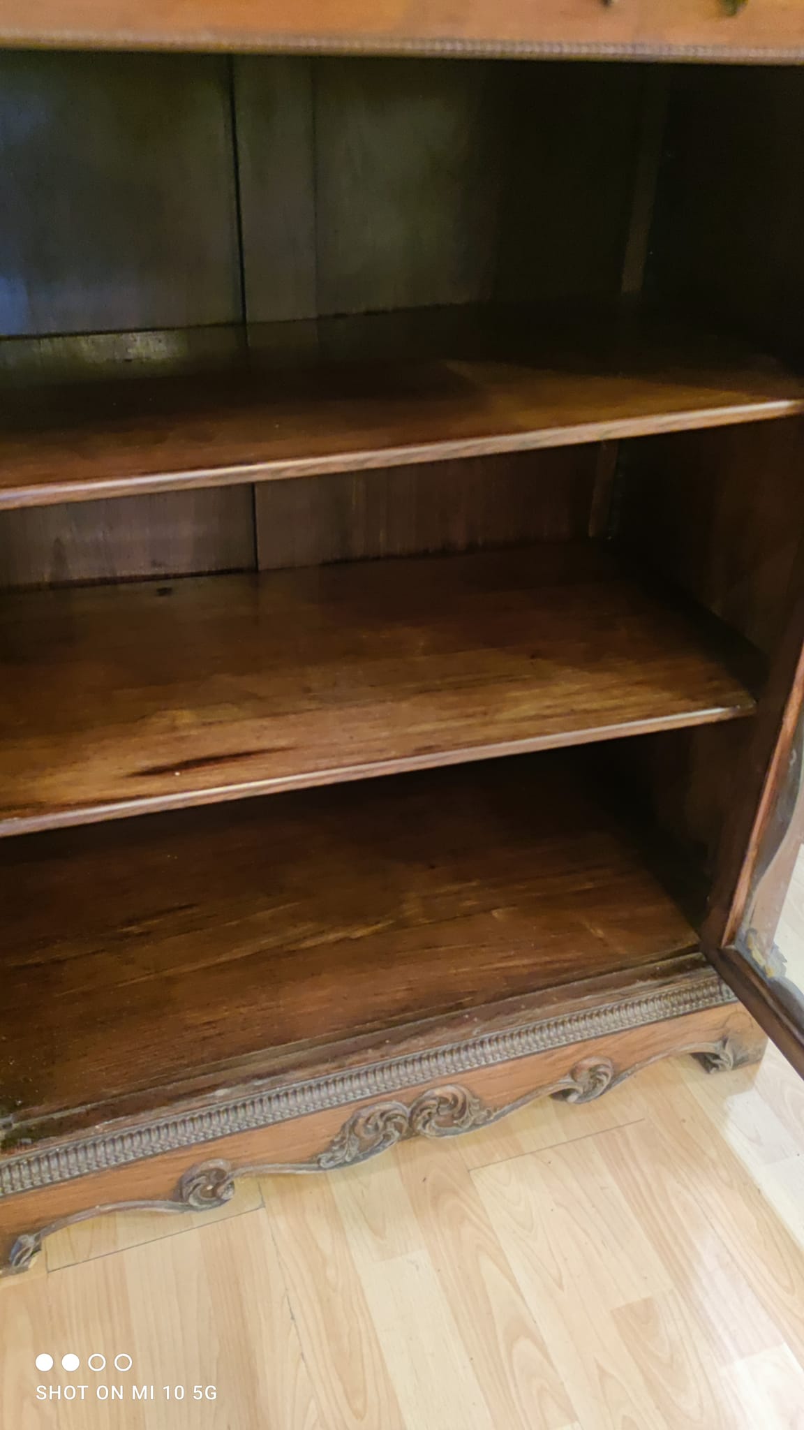 Two-part cabinet, recessed and with a glass-fronted display case, in Indian rosewood, circa 1850/60