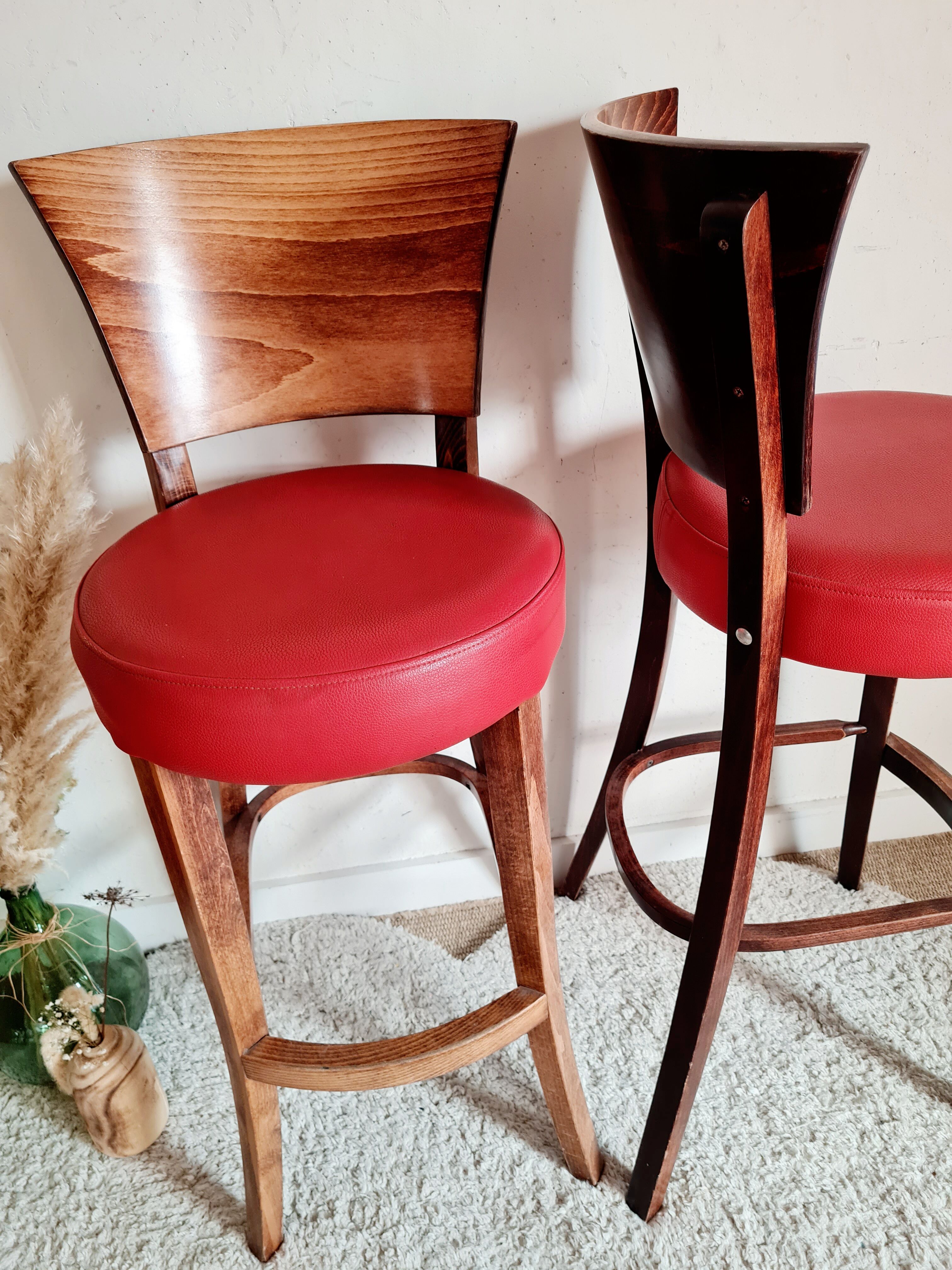 Lot of 5 wooden bar top stools and leather seating