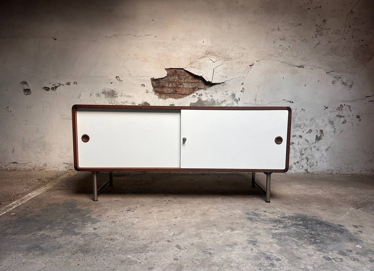 Buffet vintage Pastoe – Placage wengé et portes coulissantes blanches