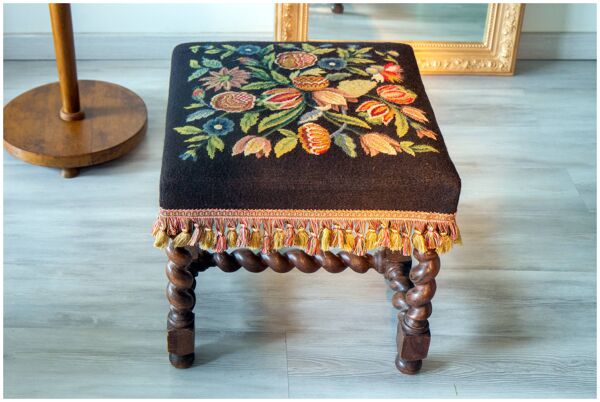 Tabouret ancien en noyer massif, Louis 13 tapisserie