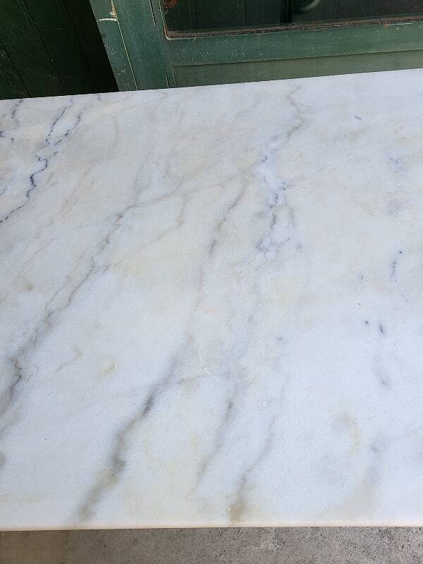 Table bistrot en marbre avec pied en fonte
