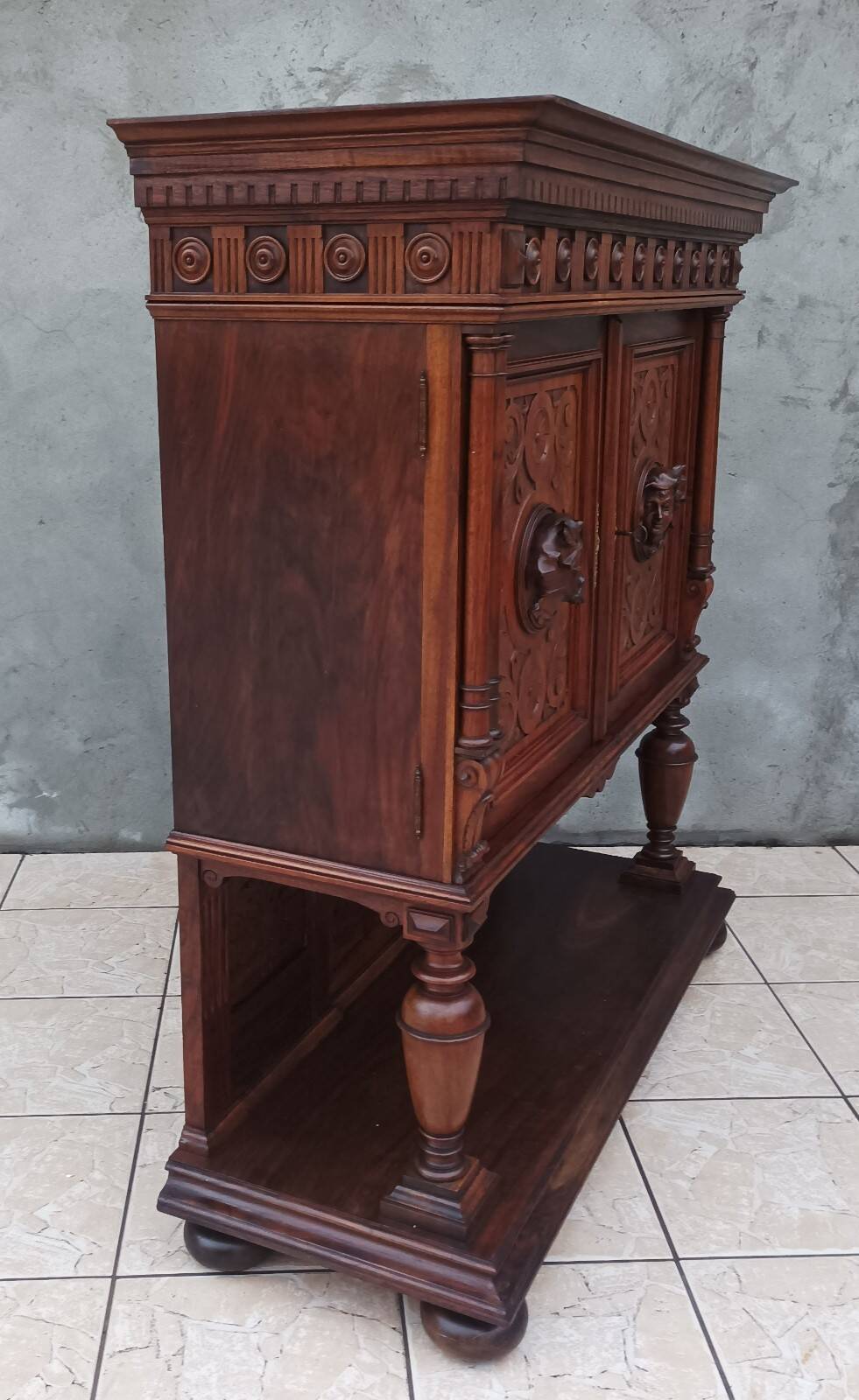 Meuble crédence Renaissance en noyer 19ème