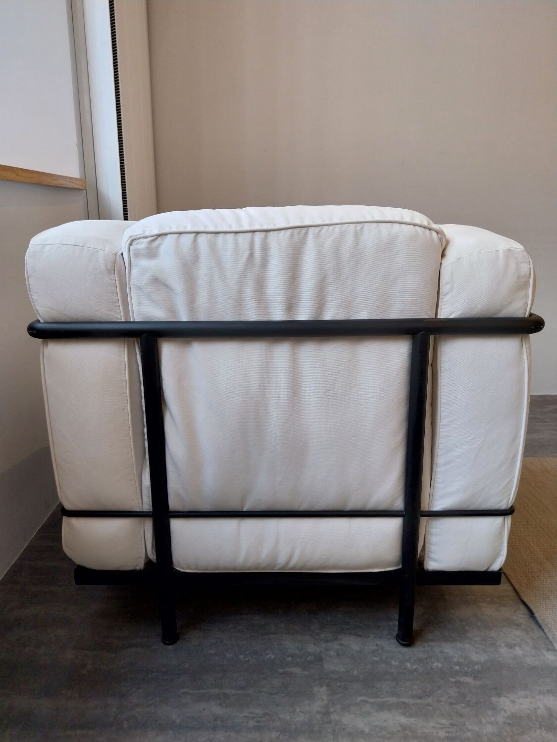 A sofa and two LC2 Cassina armchairs