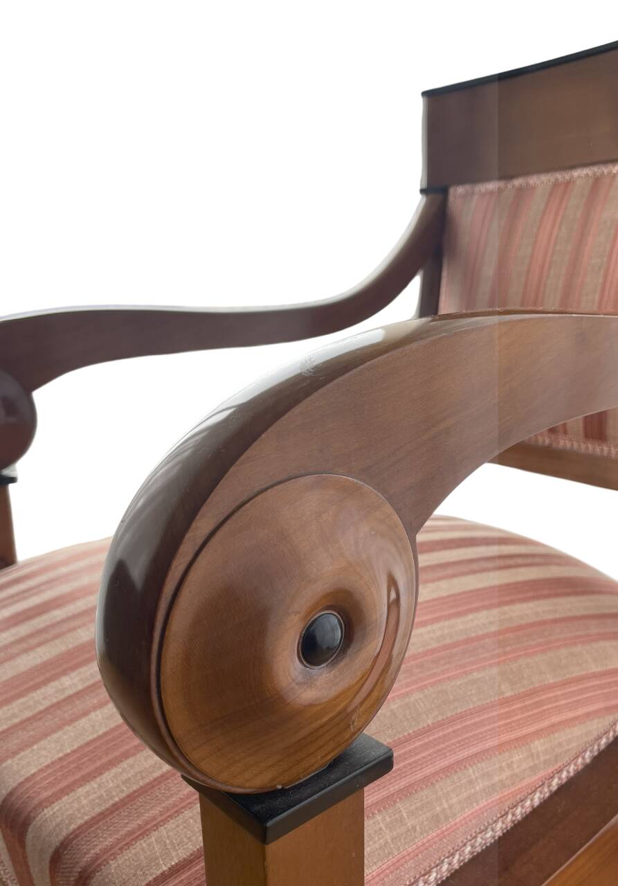 Fauteuil en bois, style Empire – tissu rayé