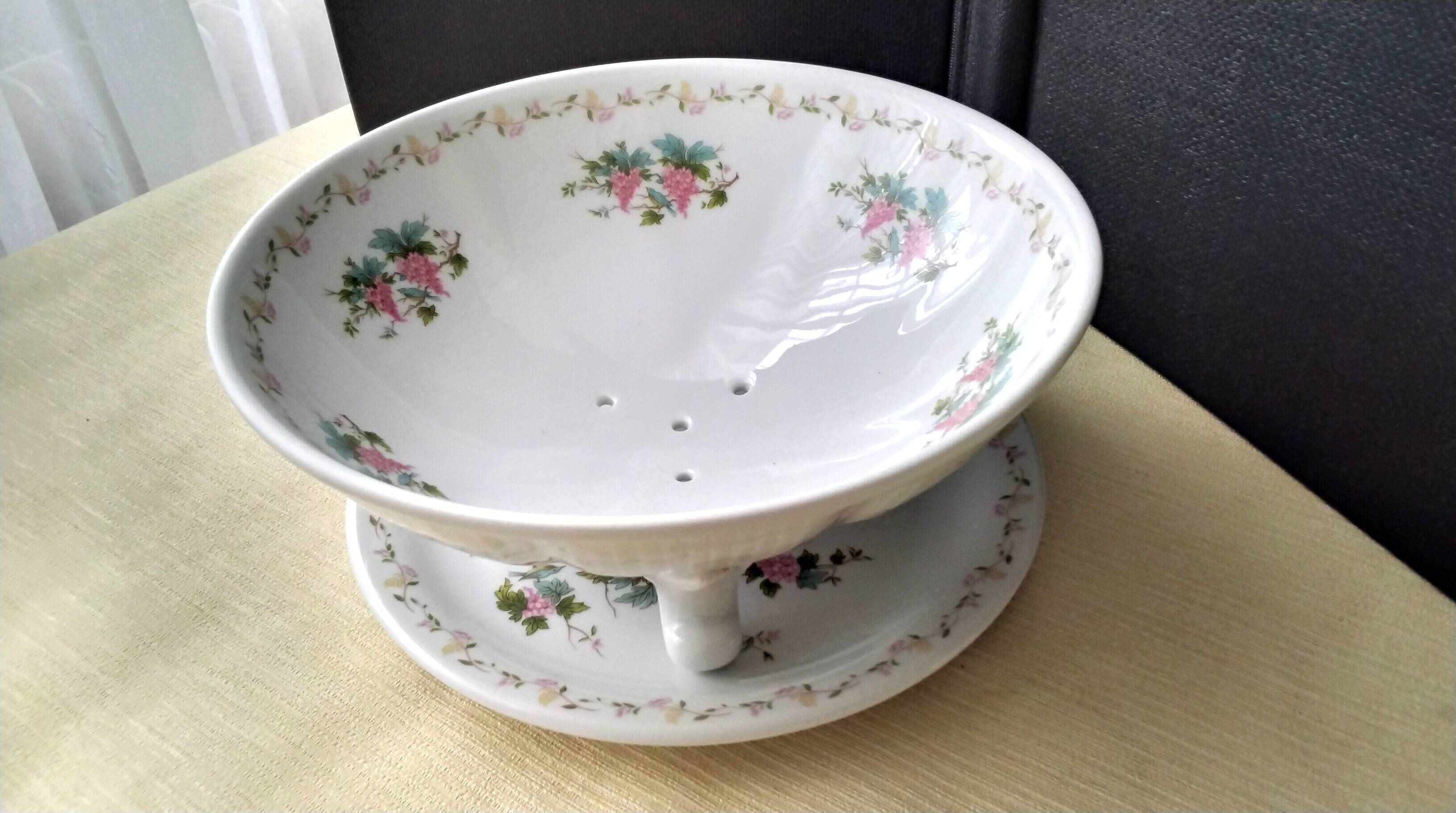 Fruit drainer and its porcelain dish by Pillivuyt.