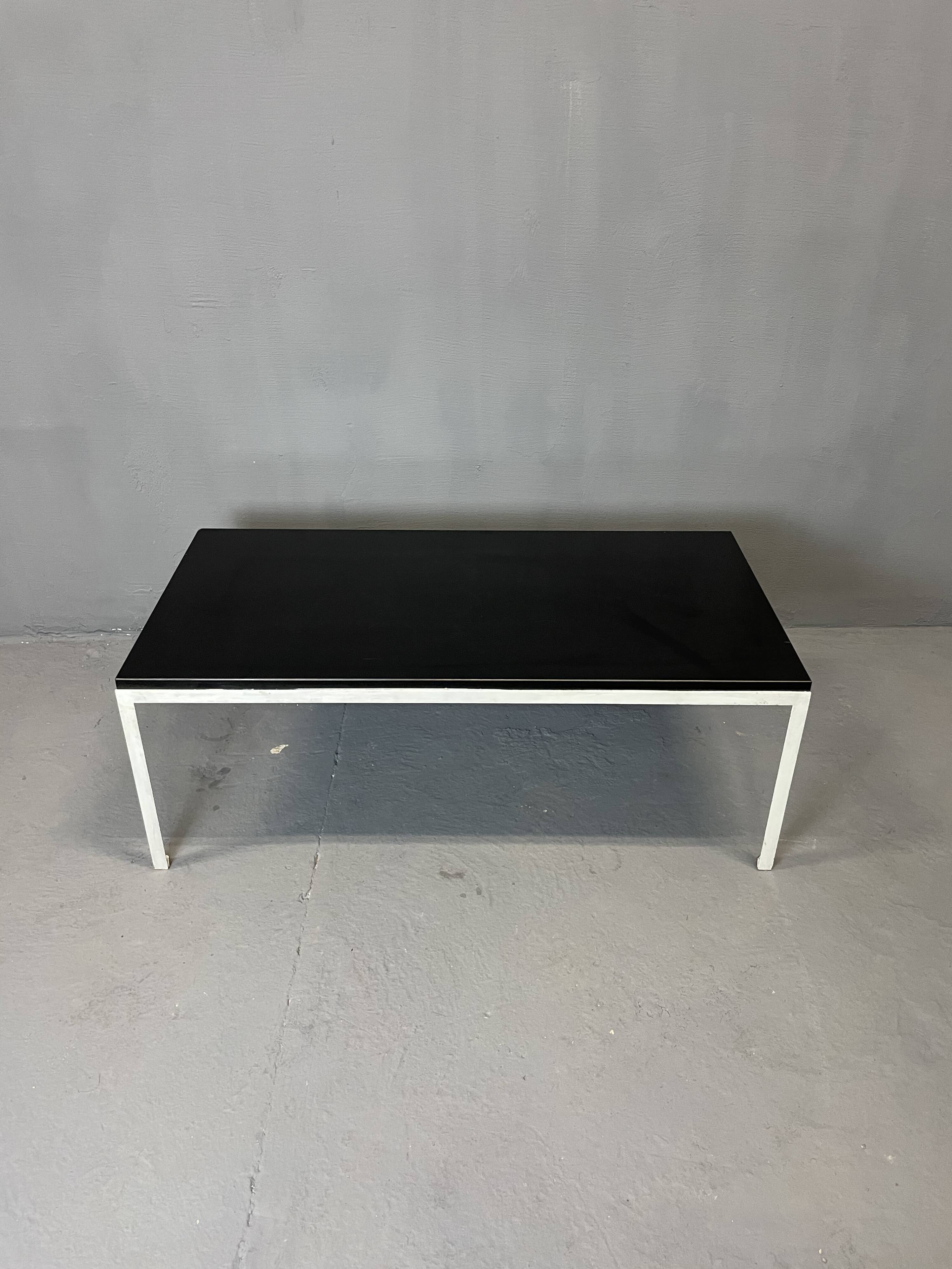 Modèle "T angle" coffee table by Florence Knoll Basset