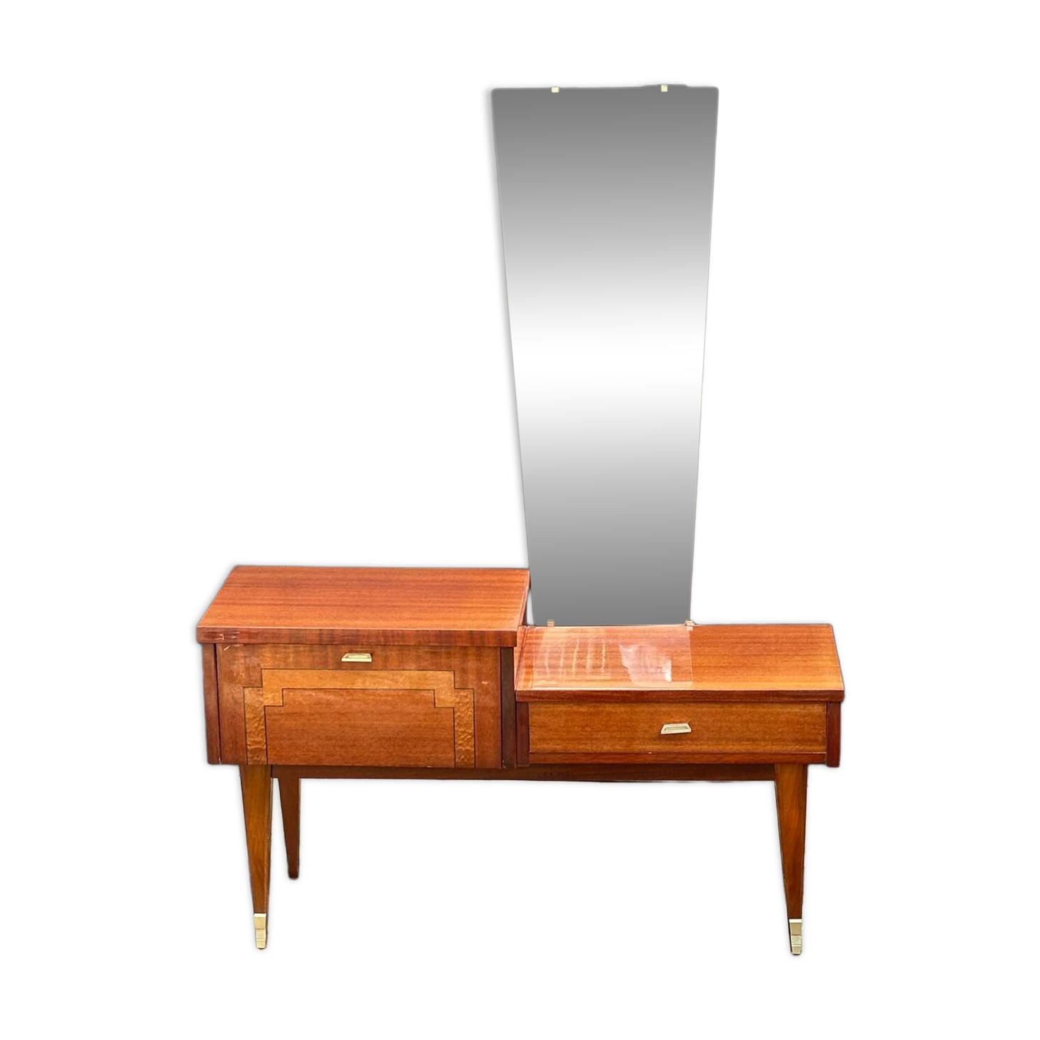 Furniture with a mirror