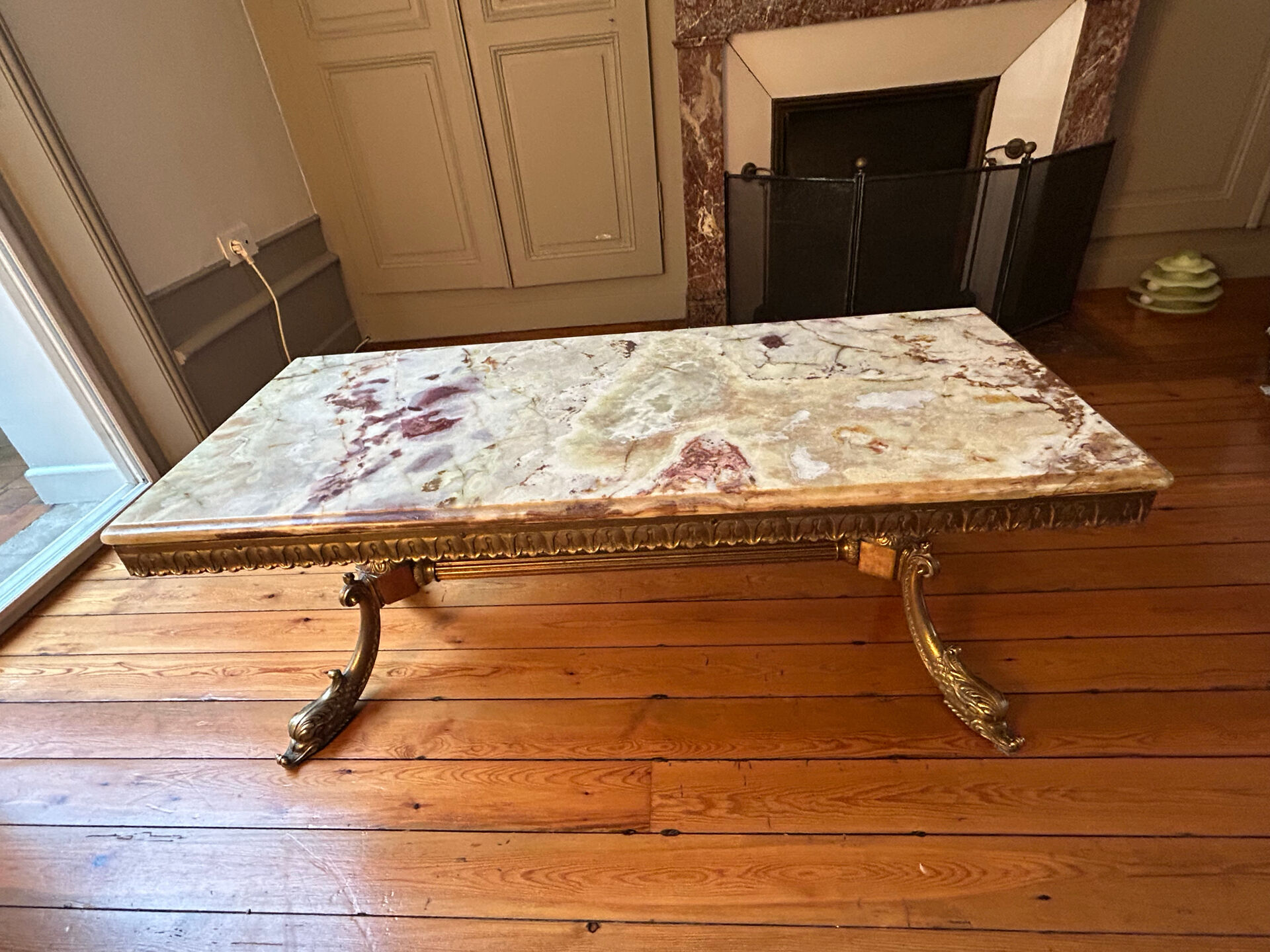 Table basse en onyx et laiton