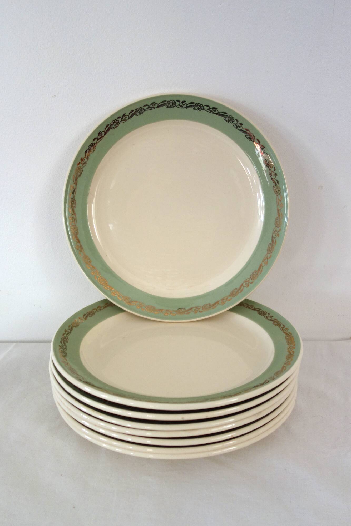 Set of 8 Villeroy and Boch flat plates, vintage Mettlach