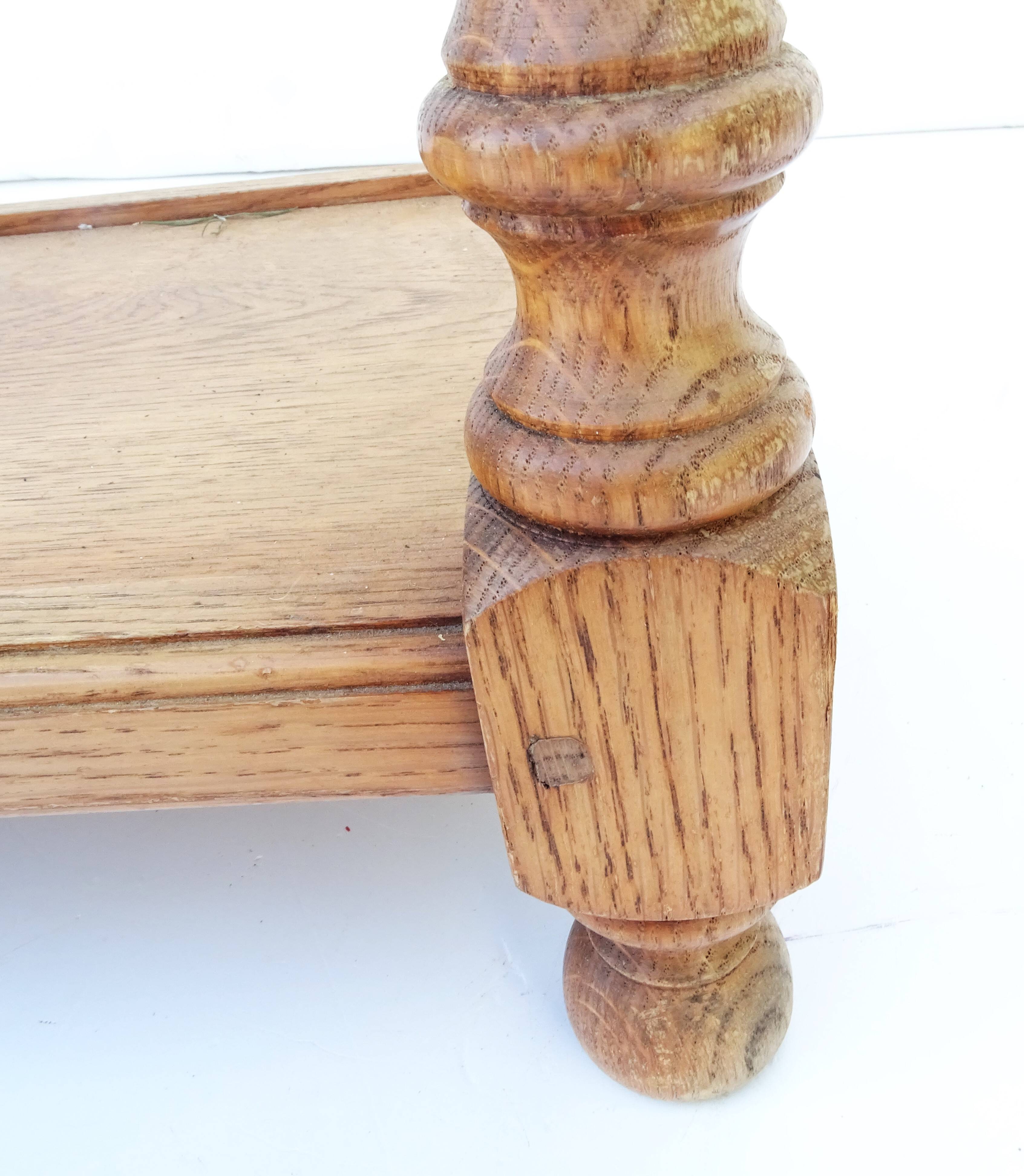 Console ou table d'appoint en bois massir teinté chêne clair