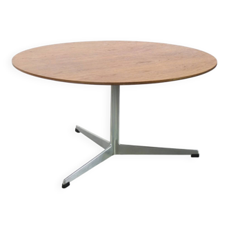 Circular coffee table in oak by Arne Jacobsen for Fritz Hansen, 1960s