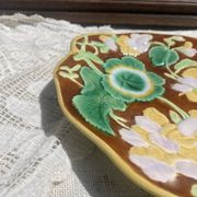 English slipware plate from the 19th century, English majolica.