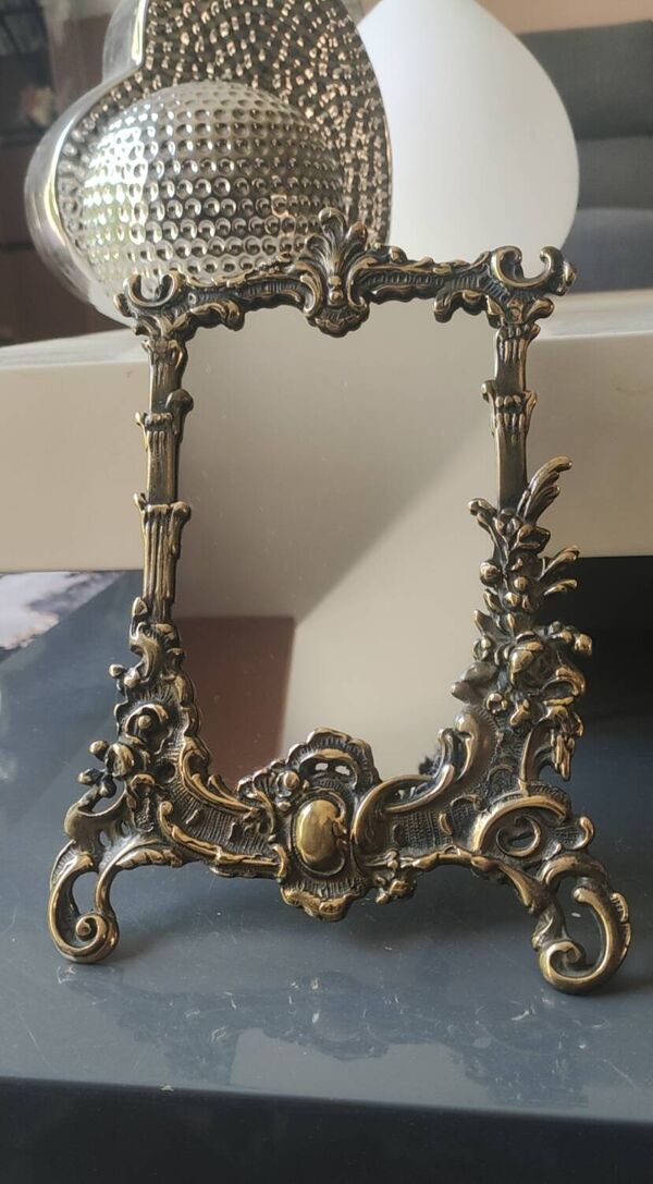 Ancien Miroir Coiffeuse/table. Pied chevalet. En bronze vieil or 22x17