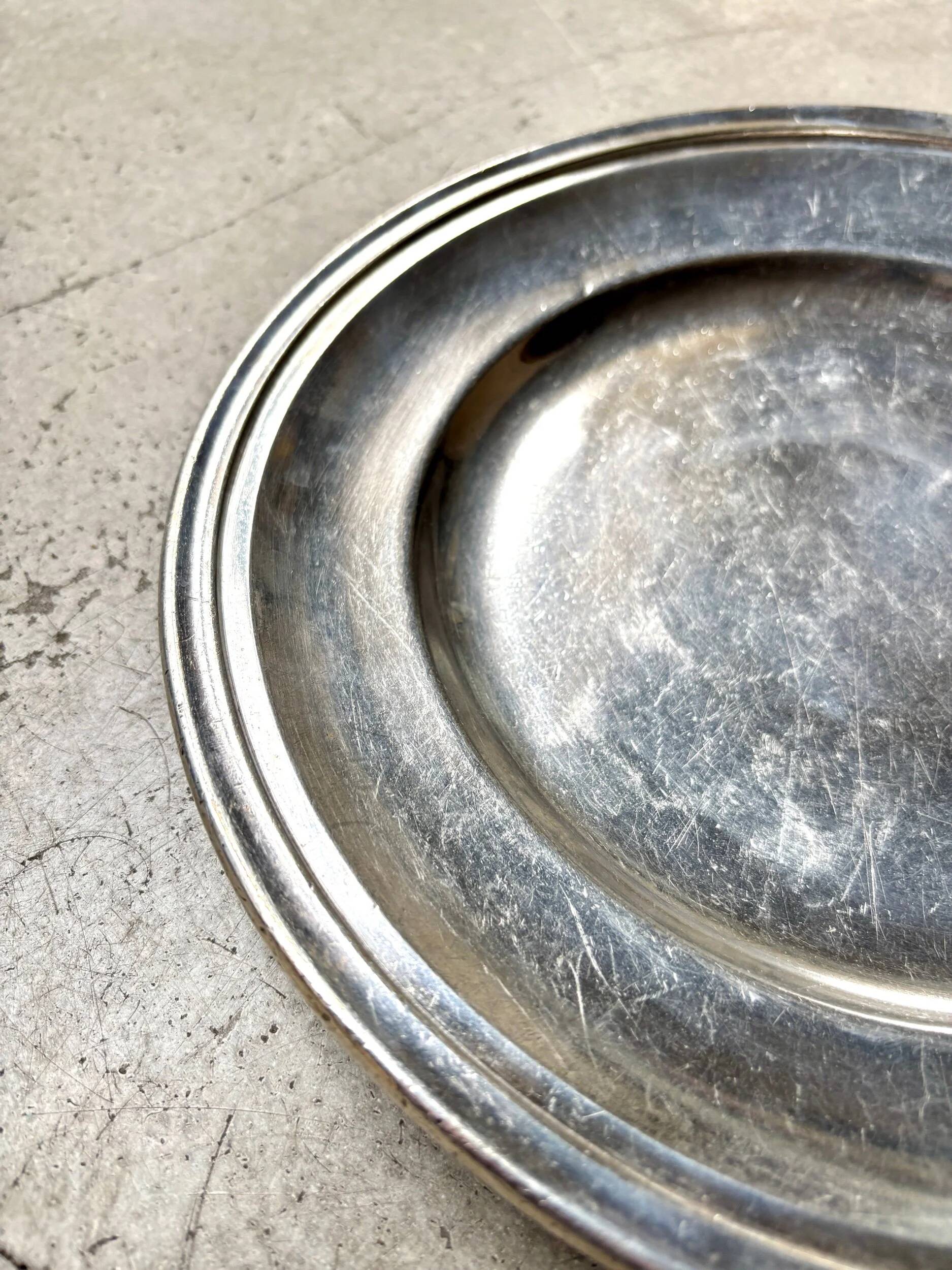 Round silver-plated metal dish monogrammed "MR"