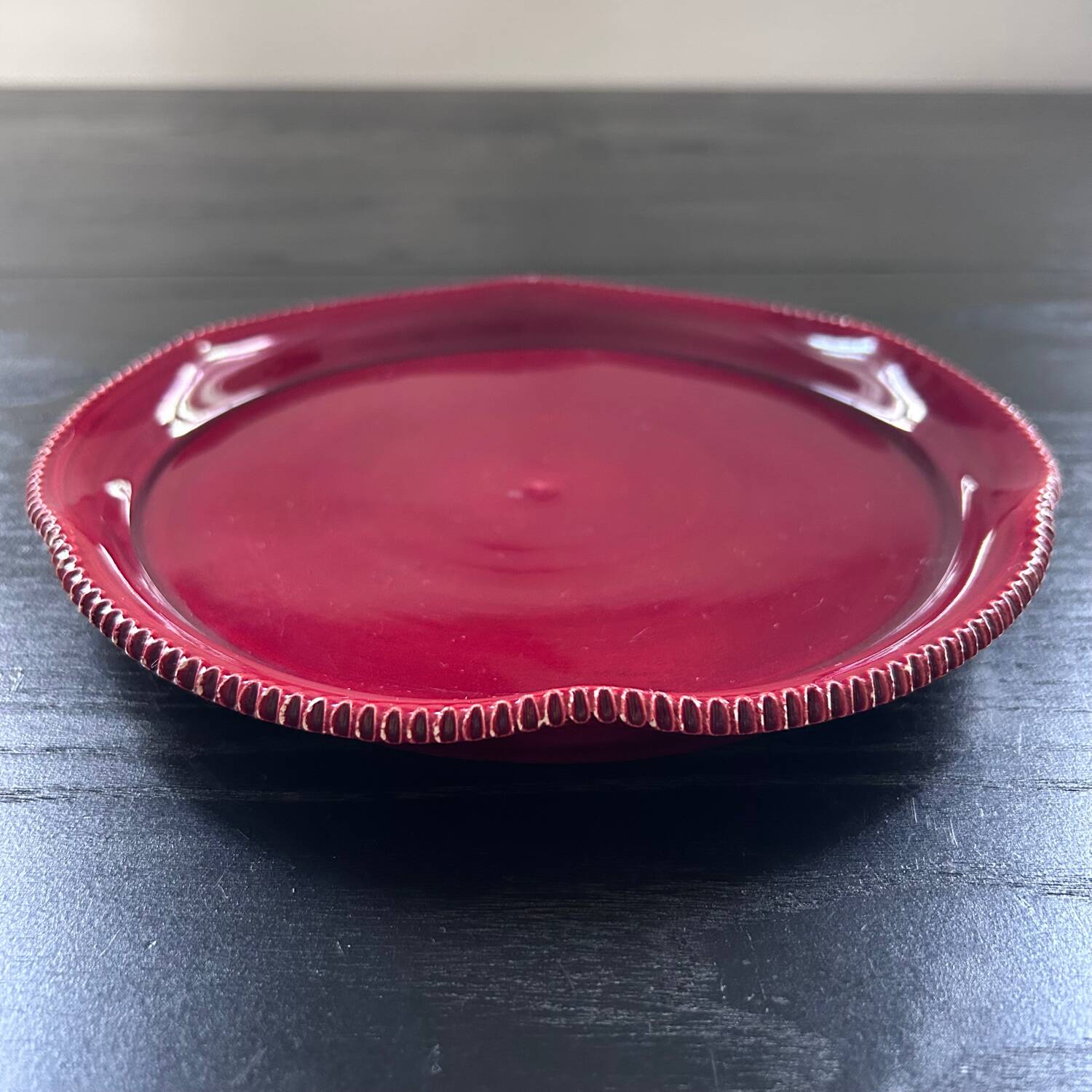 Red serrated plate