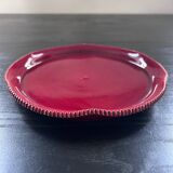Plat rouge dentelé