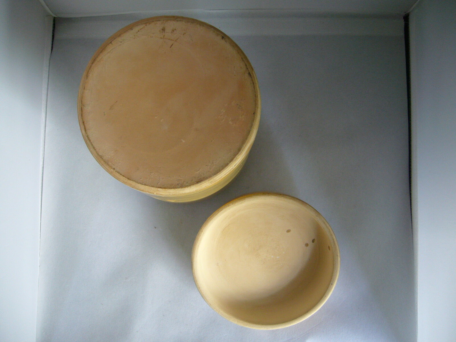 Salt pot in beige-painted earthen