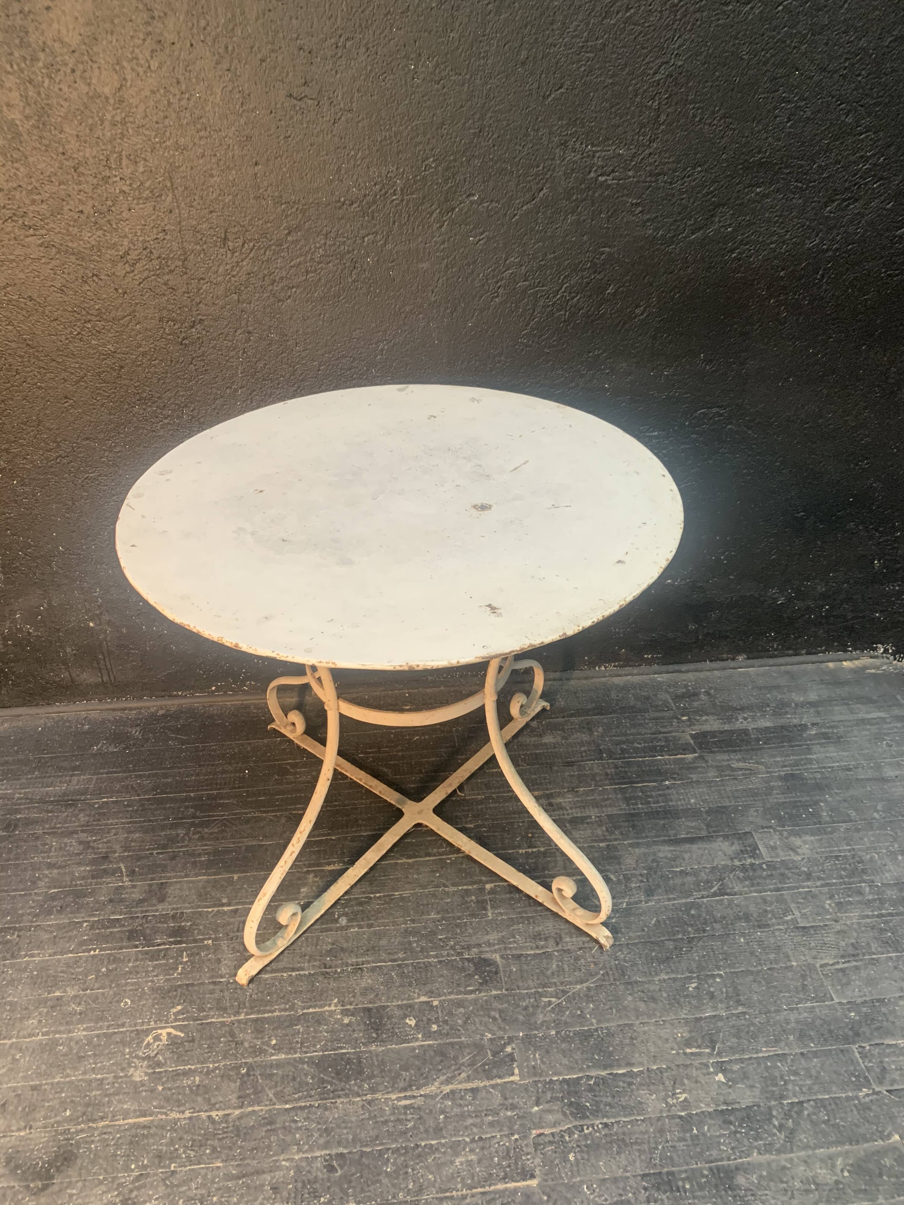 Table de jardin en métal