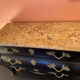 Commode tombeau patine noire style Louis XV