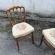 Paire de chaises anciennes en bois tourné, assise tapissée brodée
