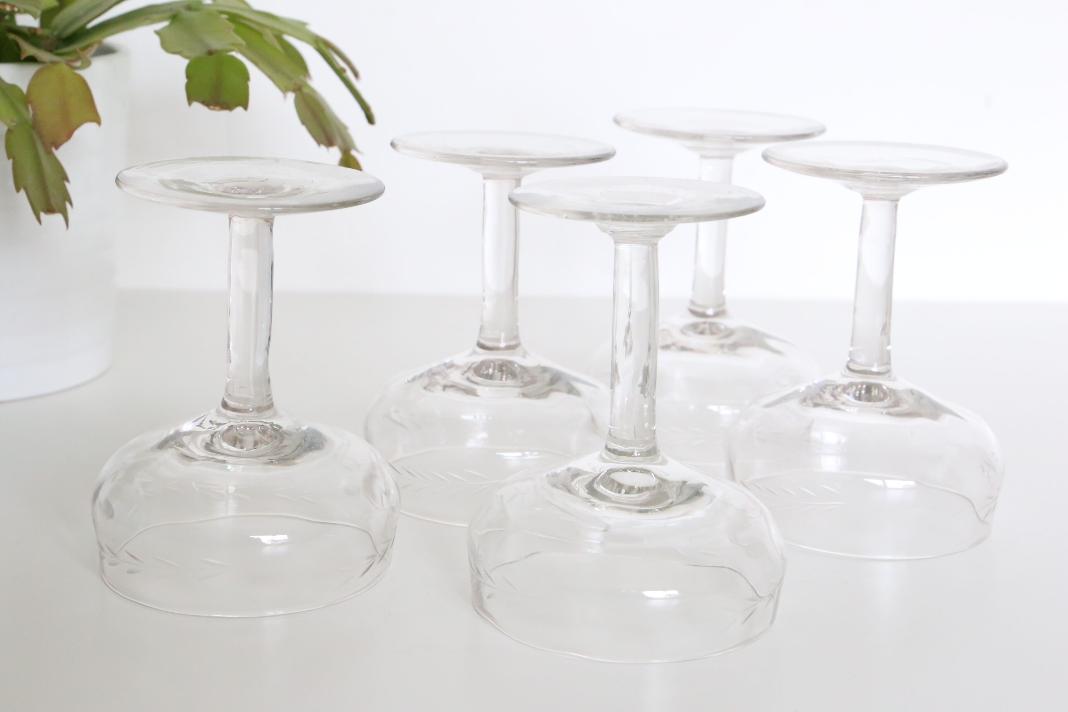 Set of 5 chiseled glass champagne cups