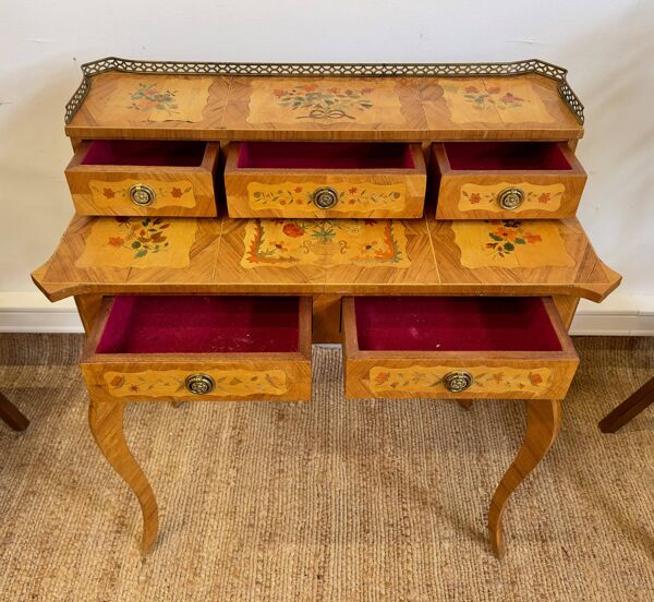 Bonheur du jour en bois marqueté – Décor floral – Style Louis XVB