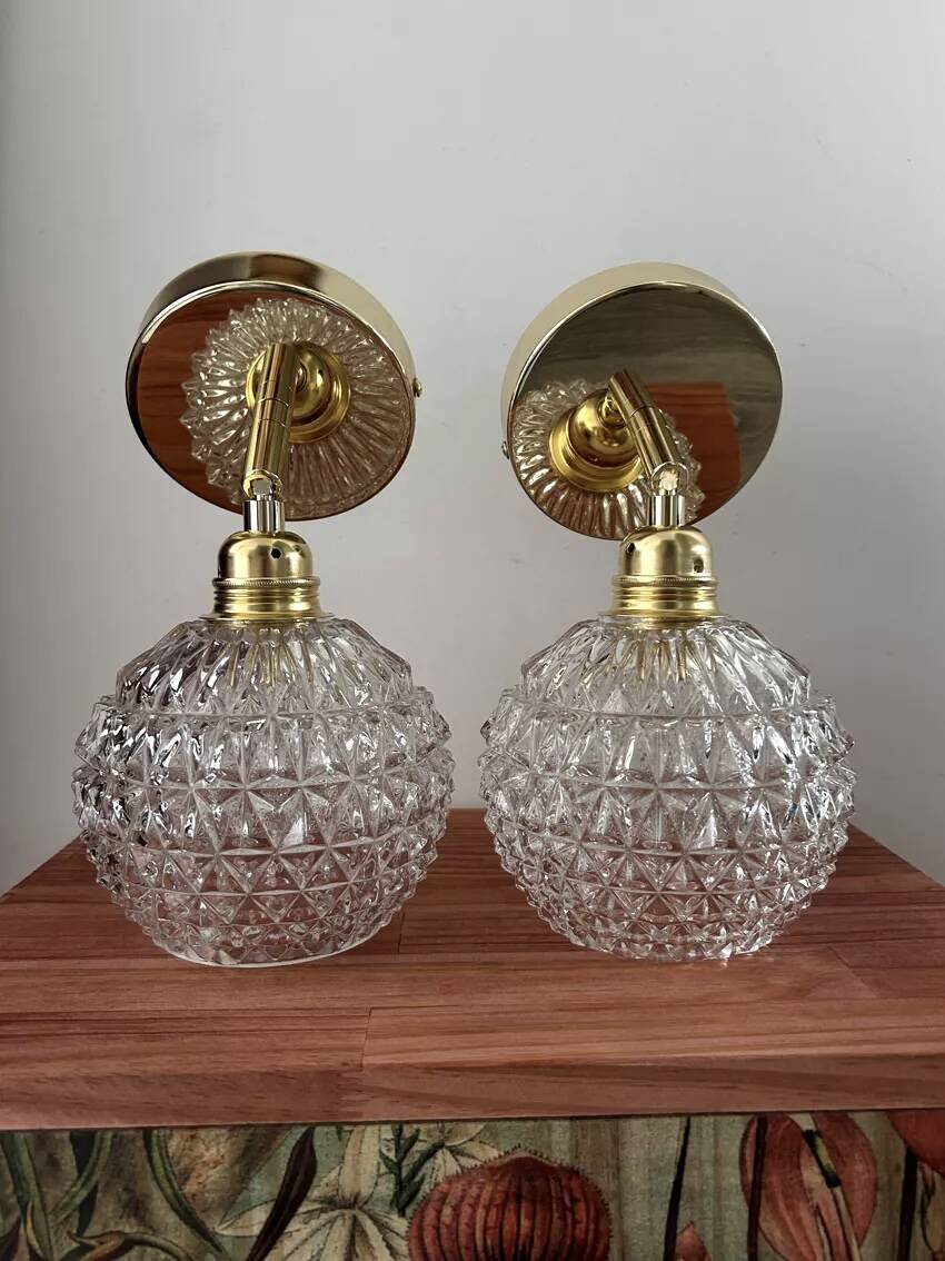 Paire d’appliques murales globes en verre ciselé