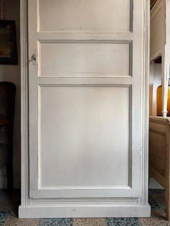White patinated bonnetière