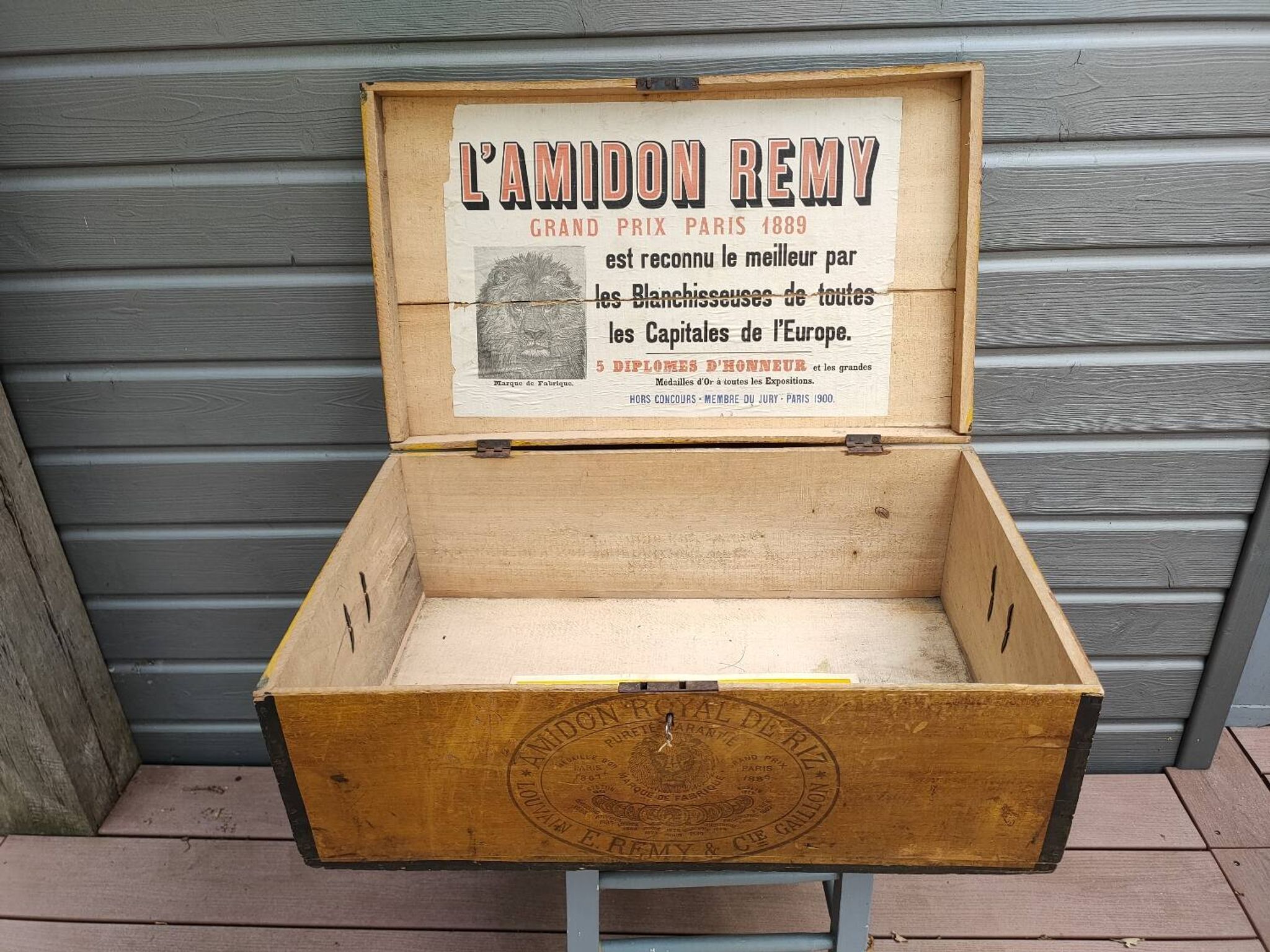 Old wooden advertising trunk Royal rice starch E.Remy & Cie