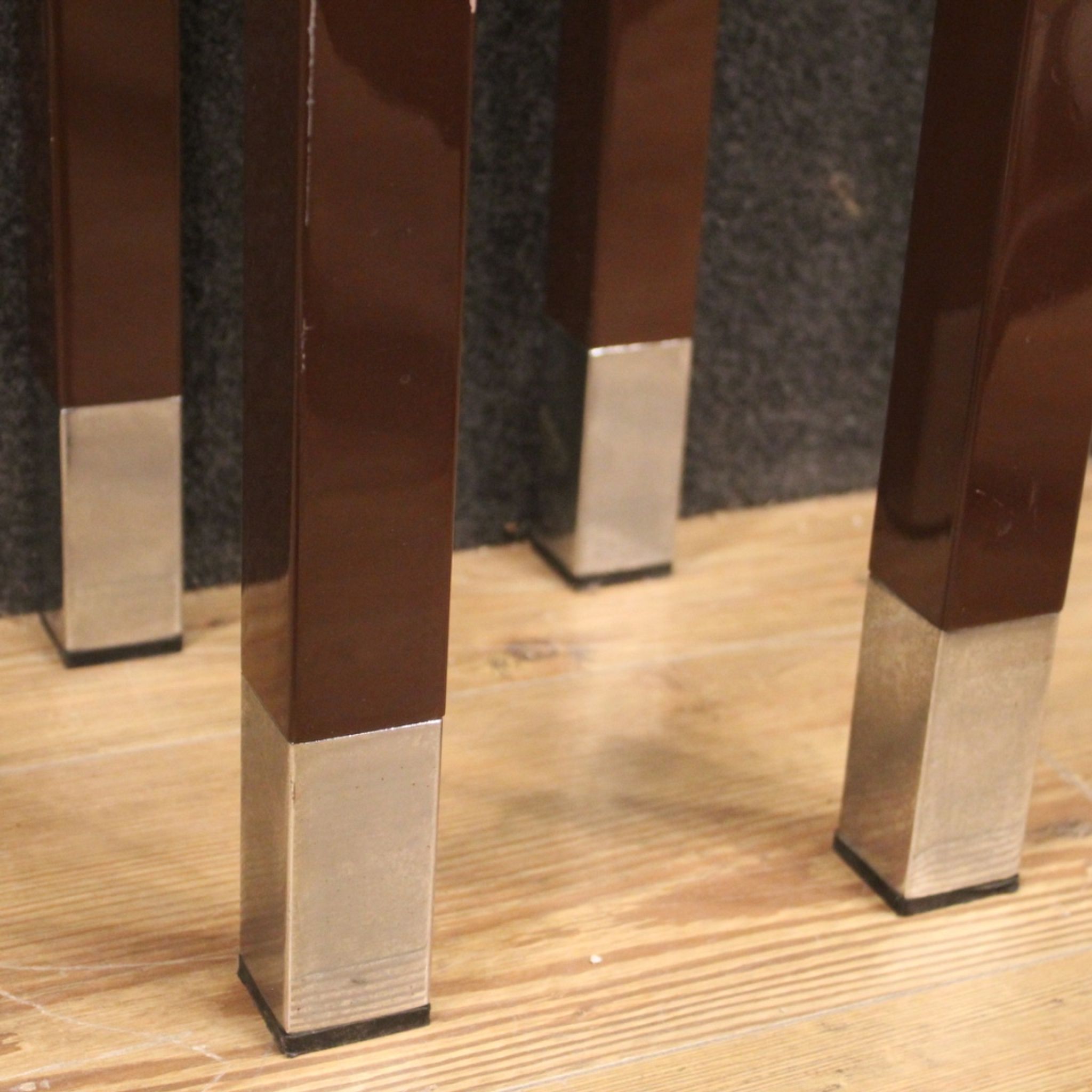 Table d’appoint en bois laqué