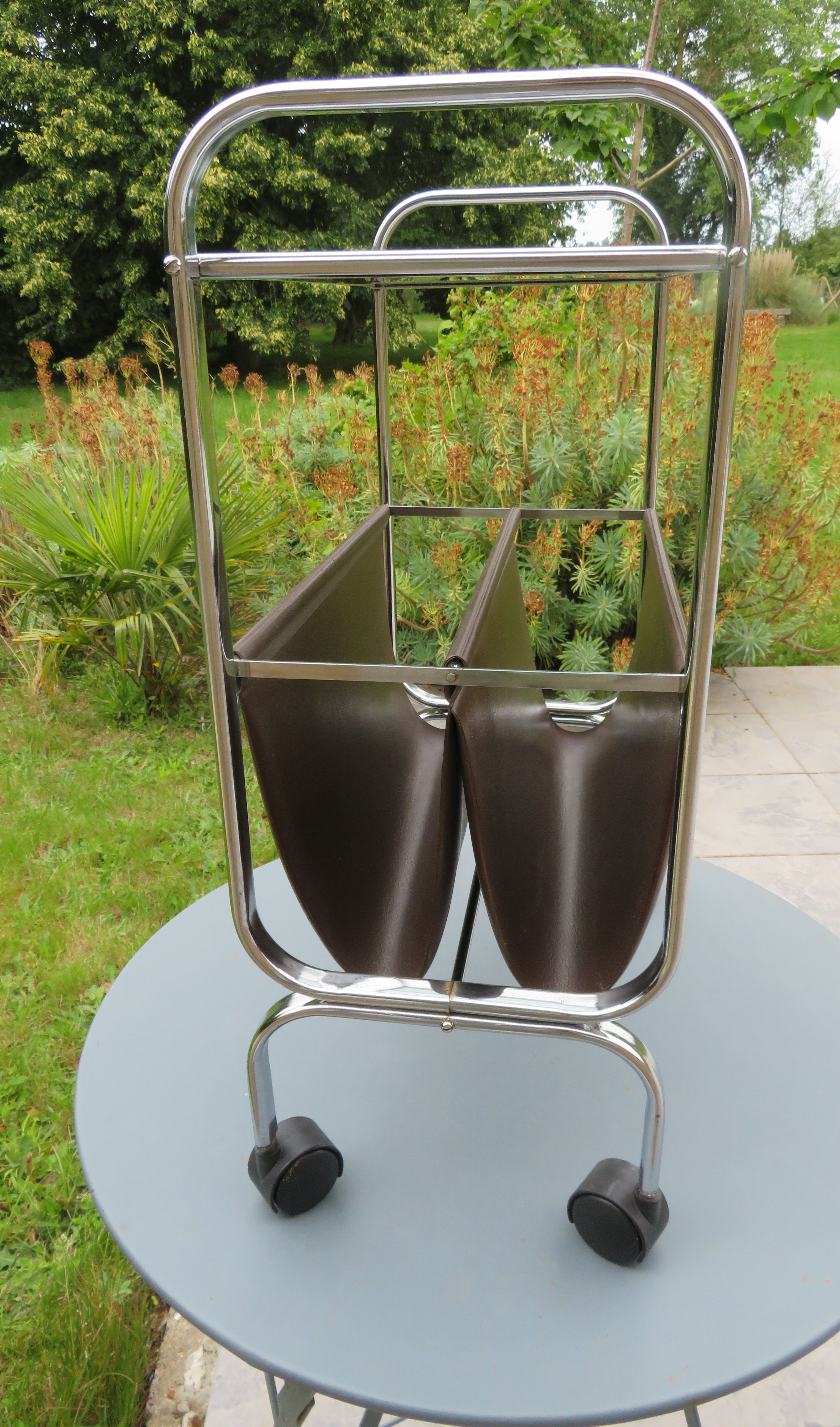Porte-revue chrome et cuir avec tablette en verre