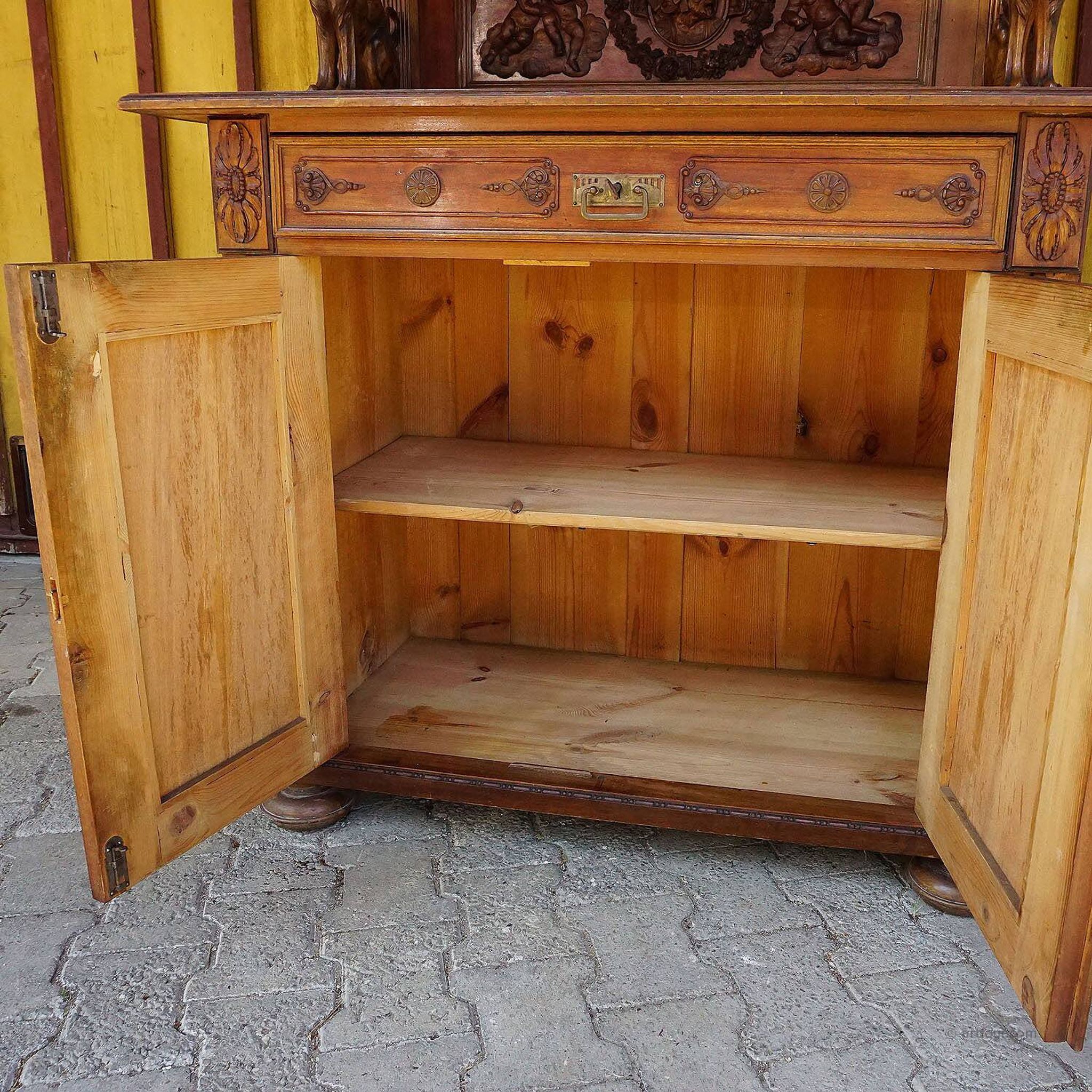 Buffet ancien en bois sculpté avec plusieurs sculptures