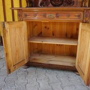 Buffet ancien en bois sculpté avec plusieurs sculptures