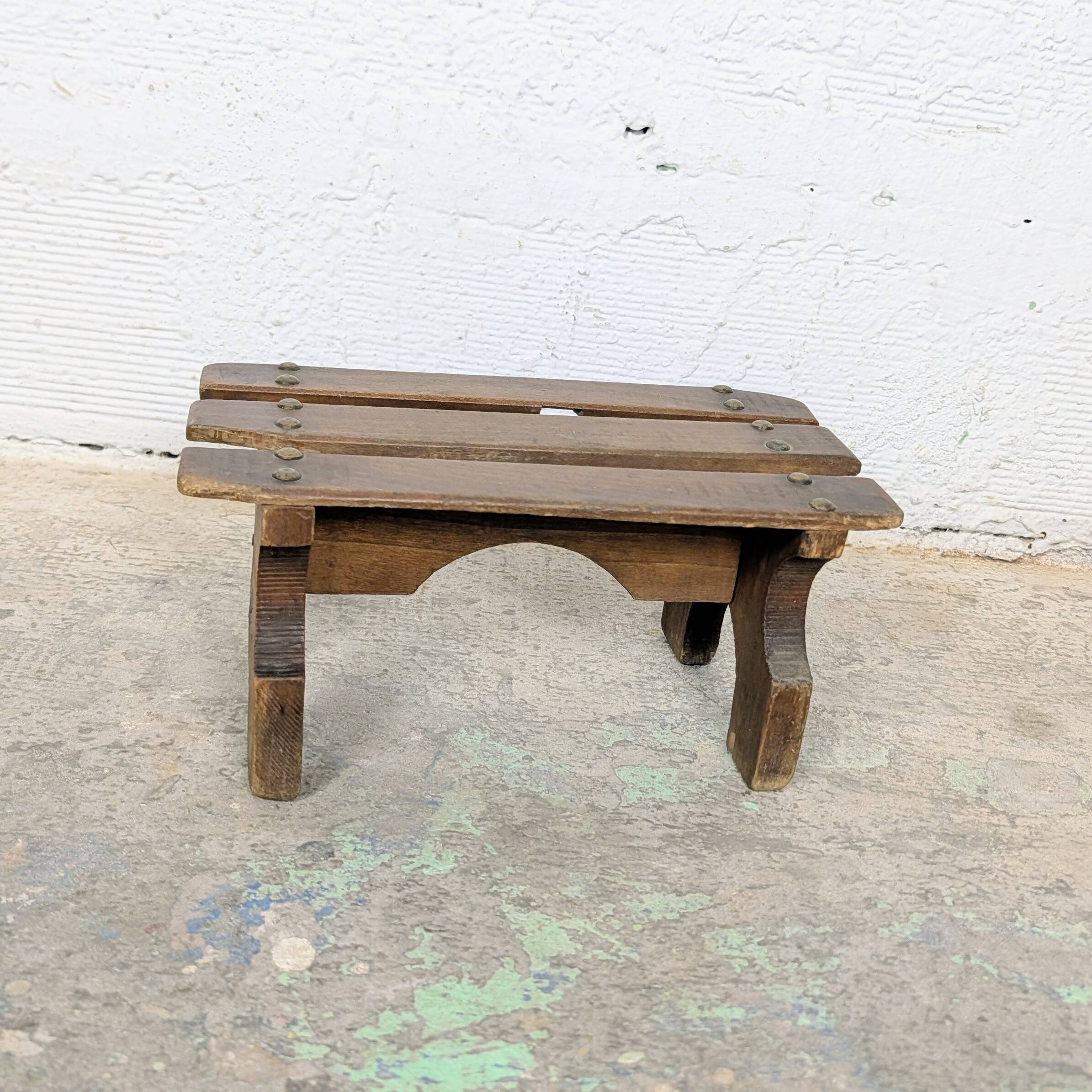 Petit tabouret / repose-pieds en bois