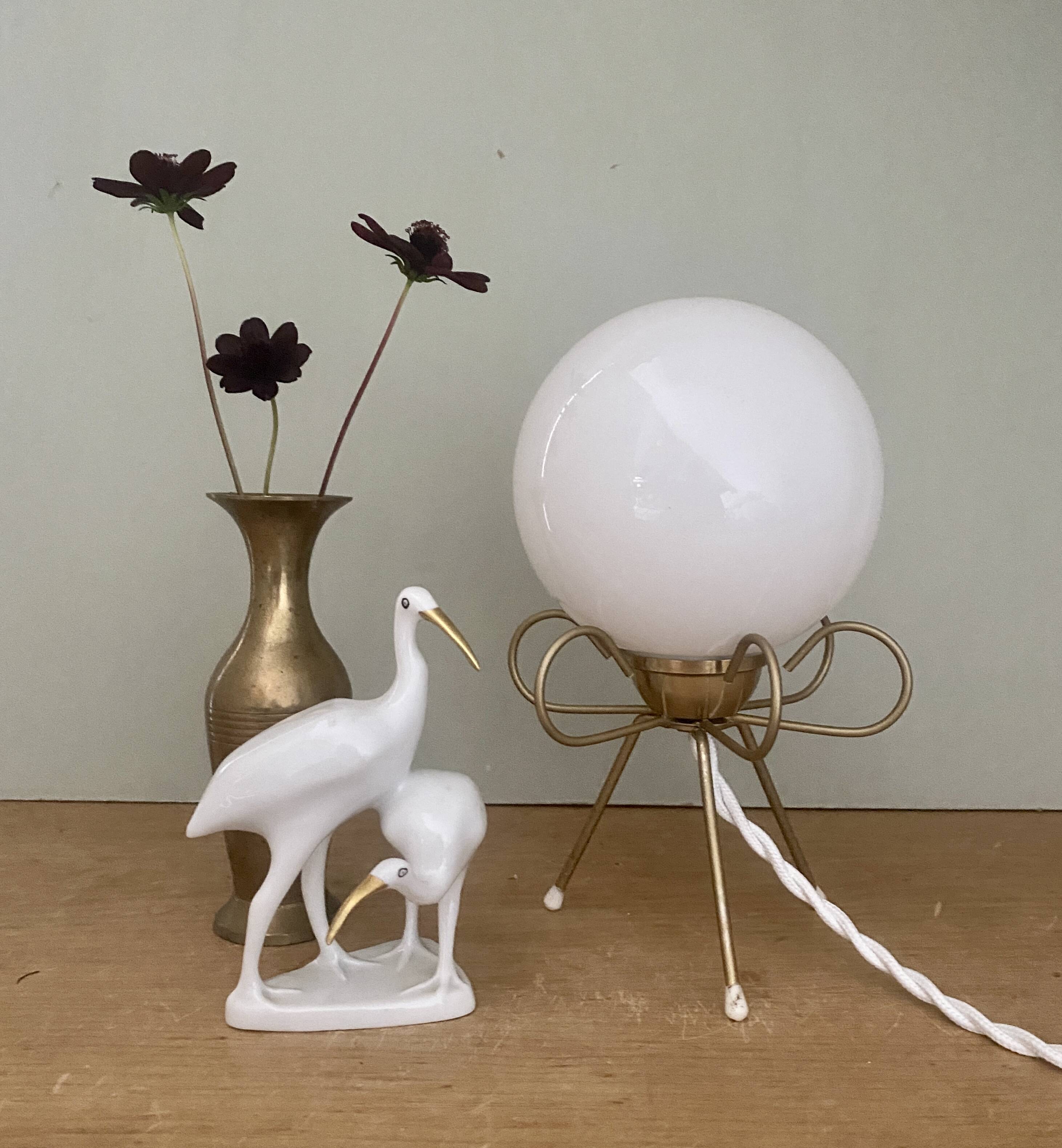 Vintage tripod lamp in brass and white opaline