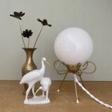 Lampe vintage tripode en laiton et opaline blanche