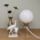 Lampe vintage tripode en laiton et opaline blanche