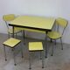 Table et chaises en formica jaune