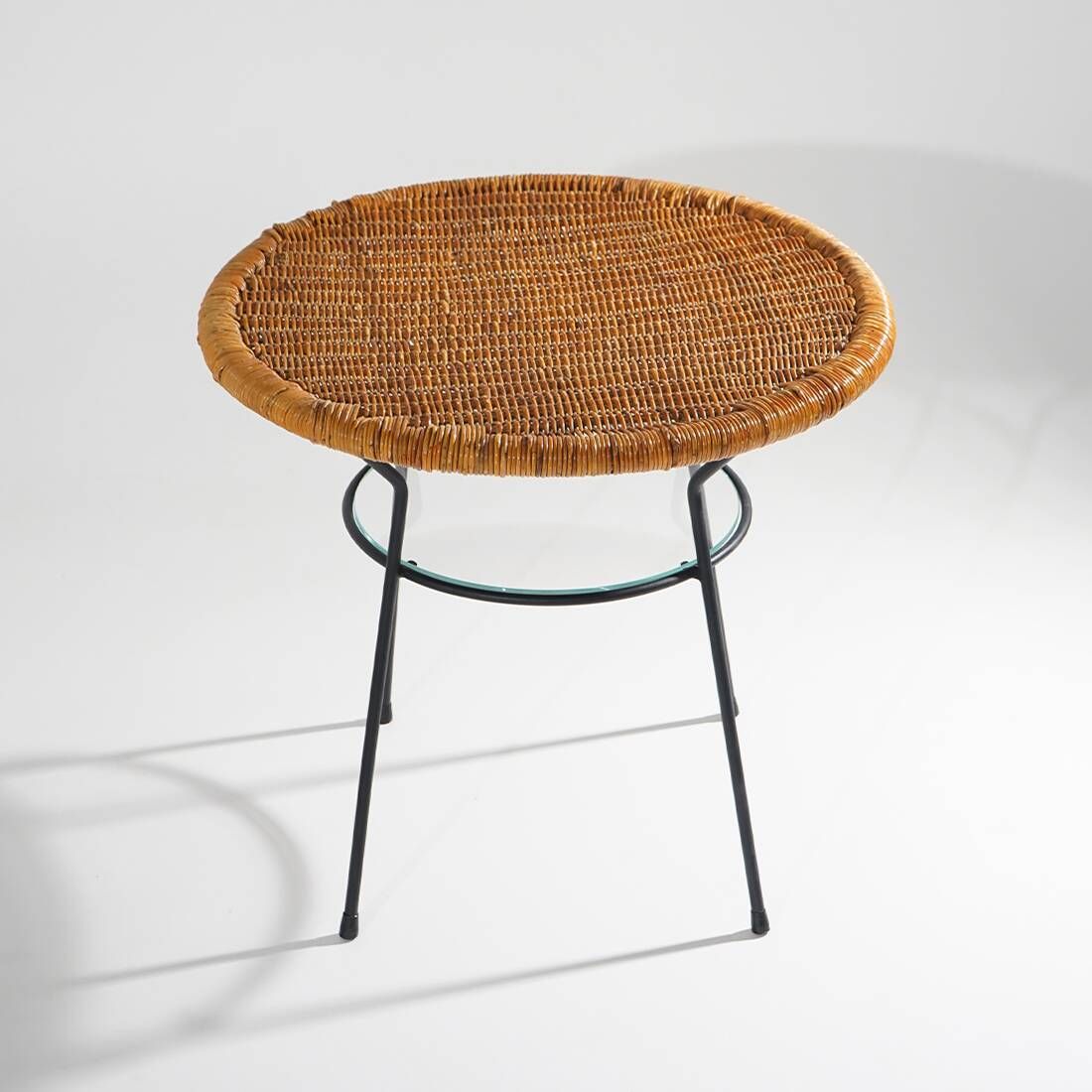 Table basse avec plateau rond en rotin, années 1950