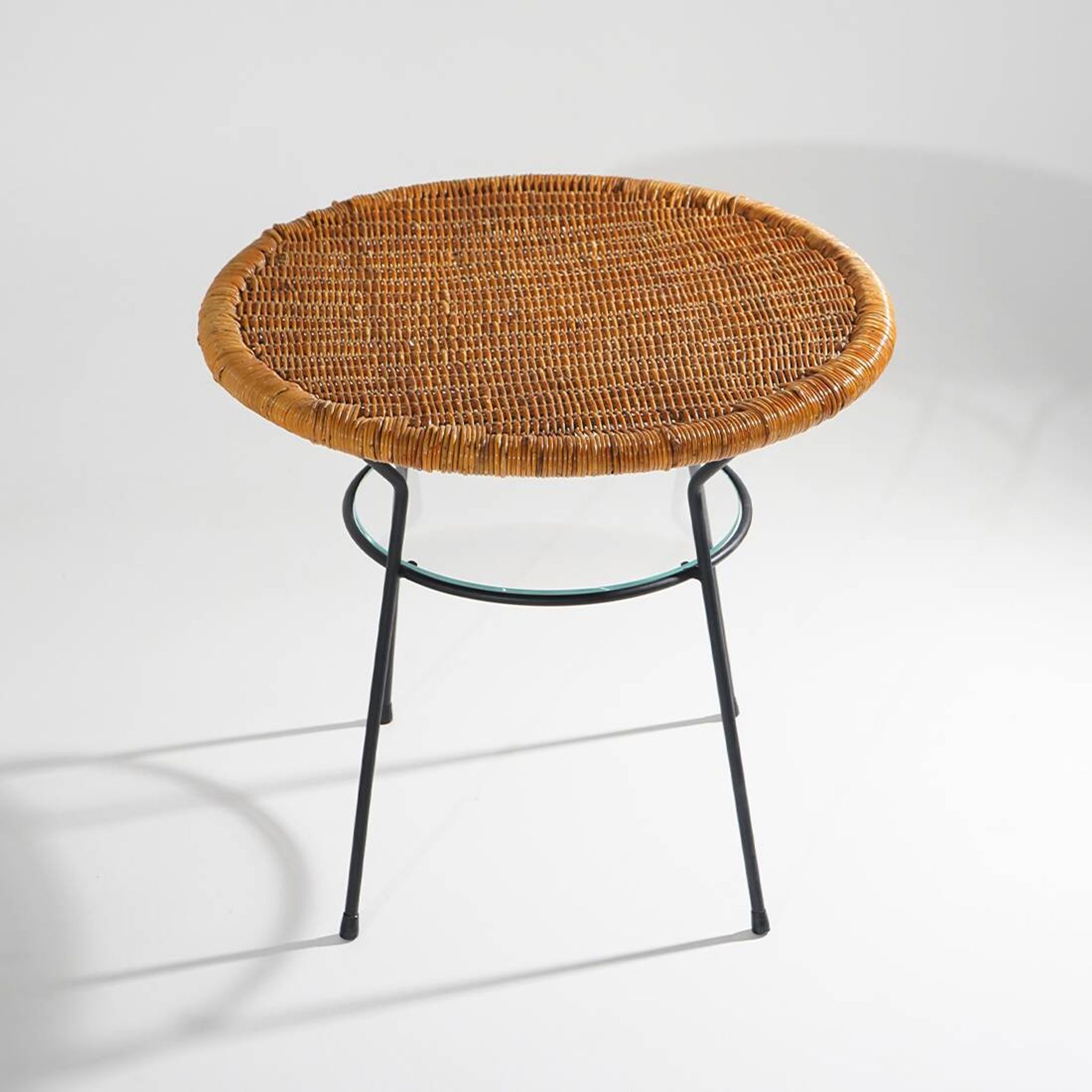 Table basse avec plateau rond en rotin, années 1950