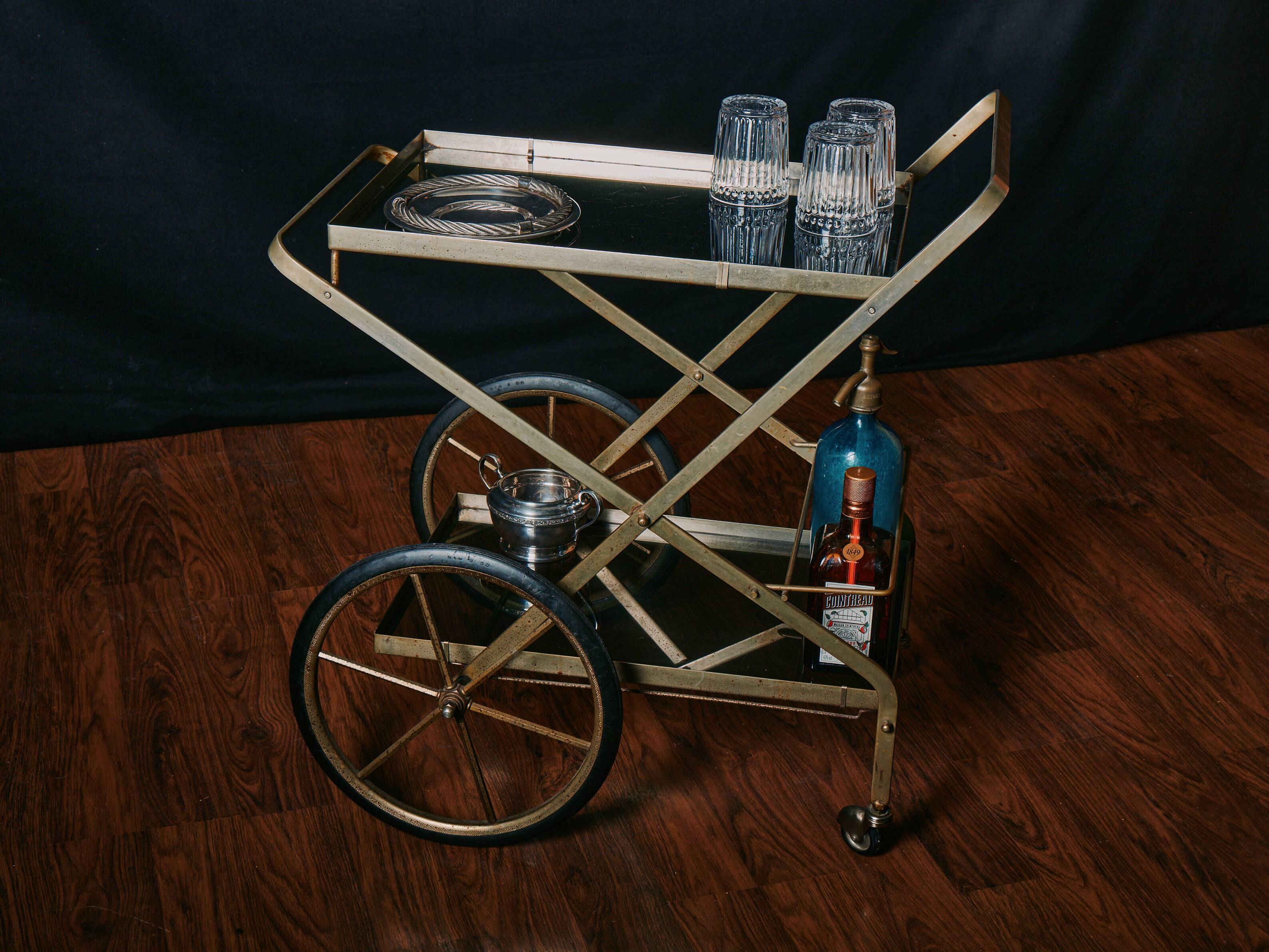 Vintage rolling trolley in gold metal & smoked glass – Retro elegance as