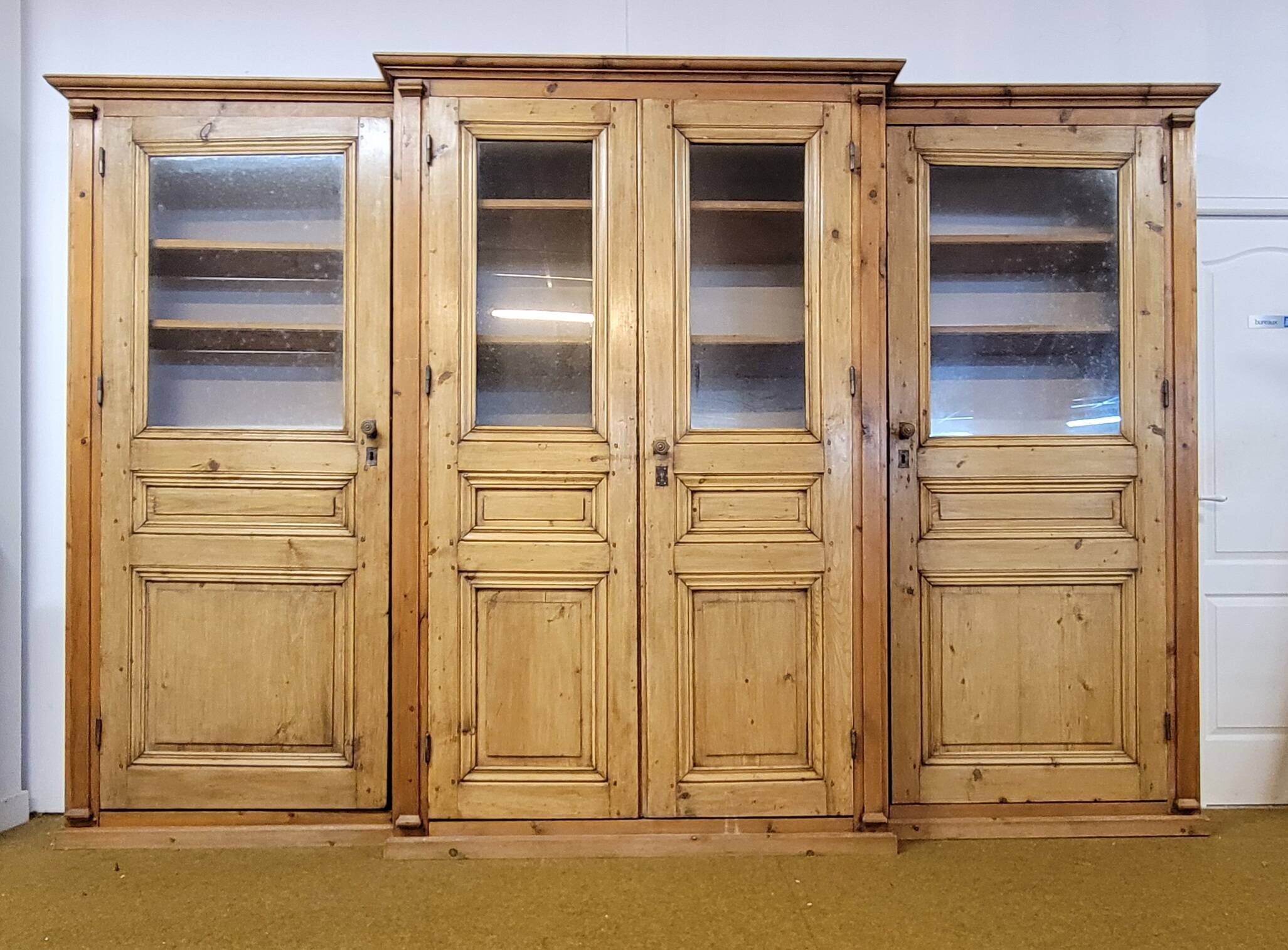 Monumental library of pine wood, from the 19th century.