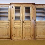 Monumental library of pine wood, from the 19th century.