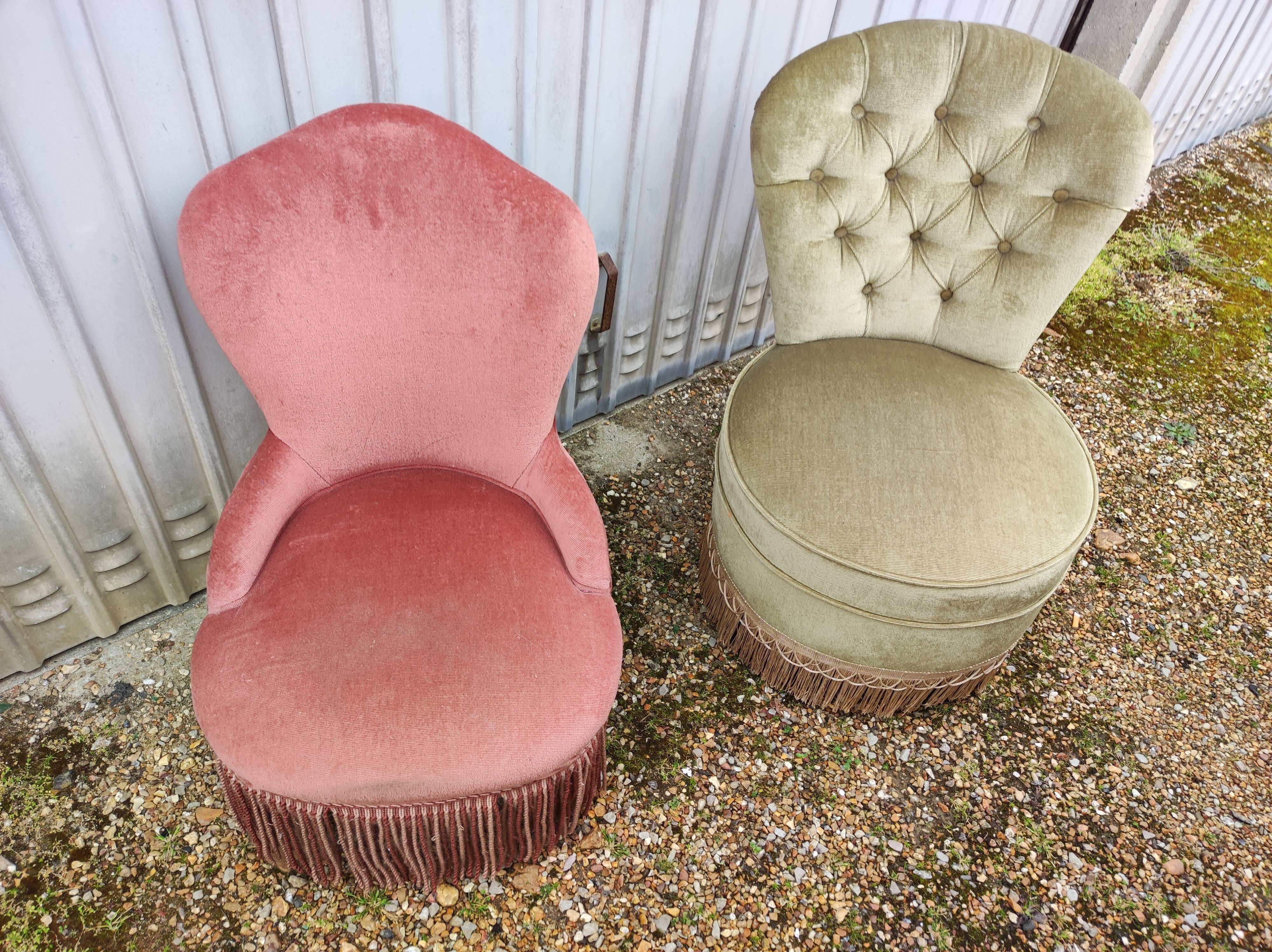 Green velvet toad armchair with vintage fringes