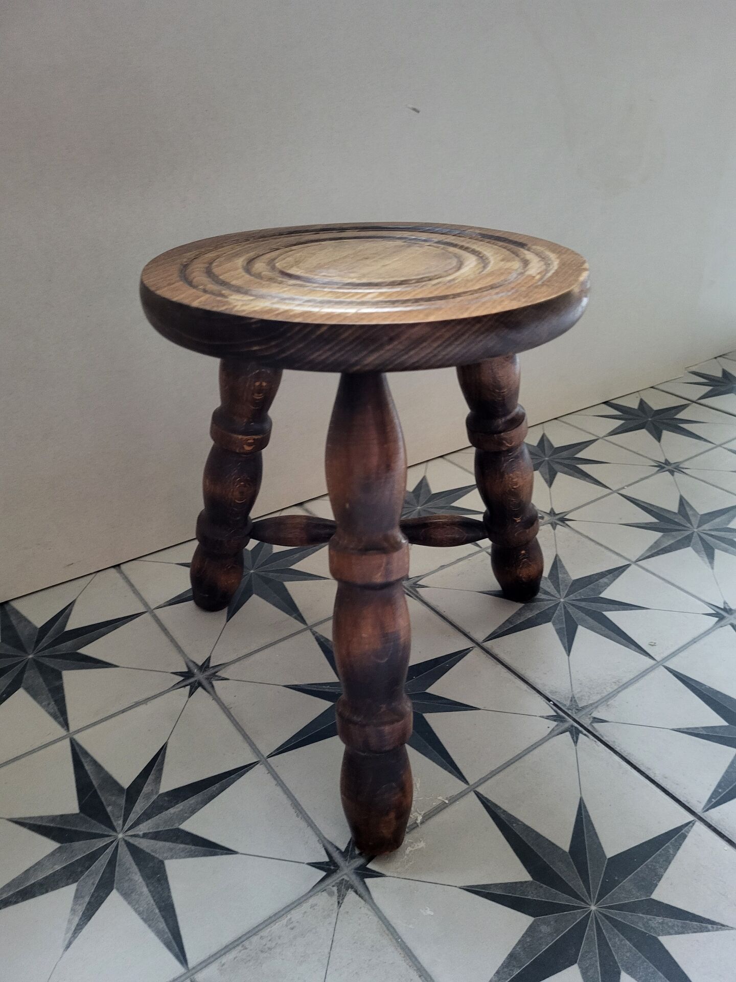Tabouret tripode