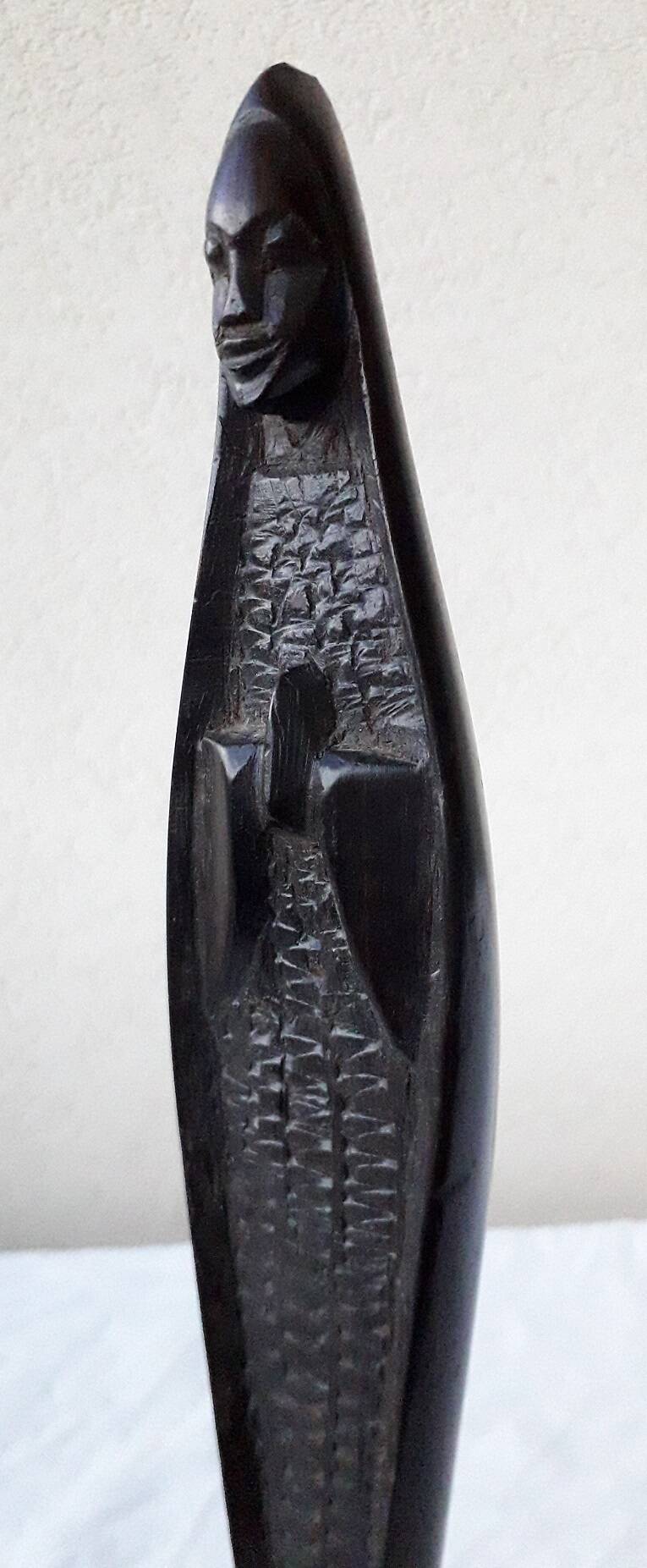 Vierge en bois sculpté