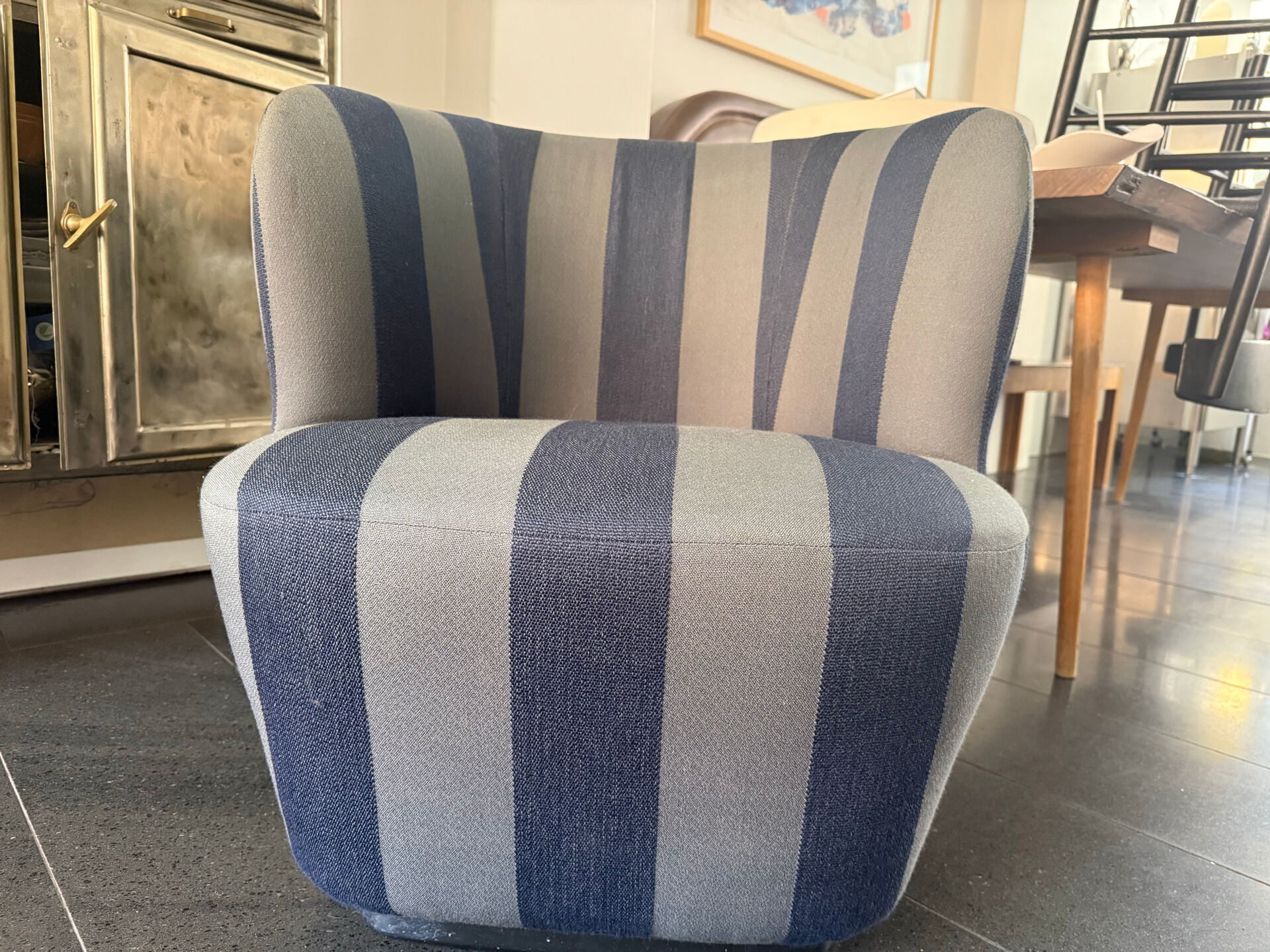 Fauteuil GUBI Swift – Commande spéciale en tissu Kvadrat x Raf Simons