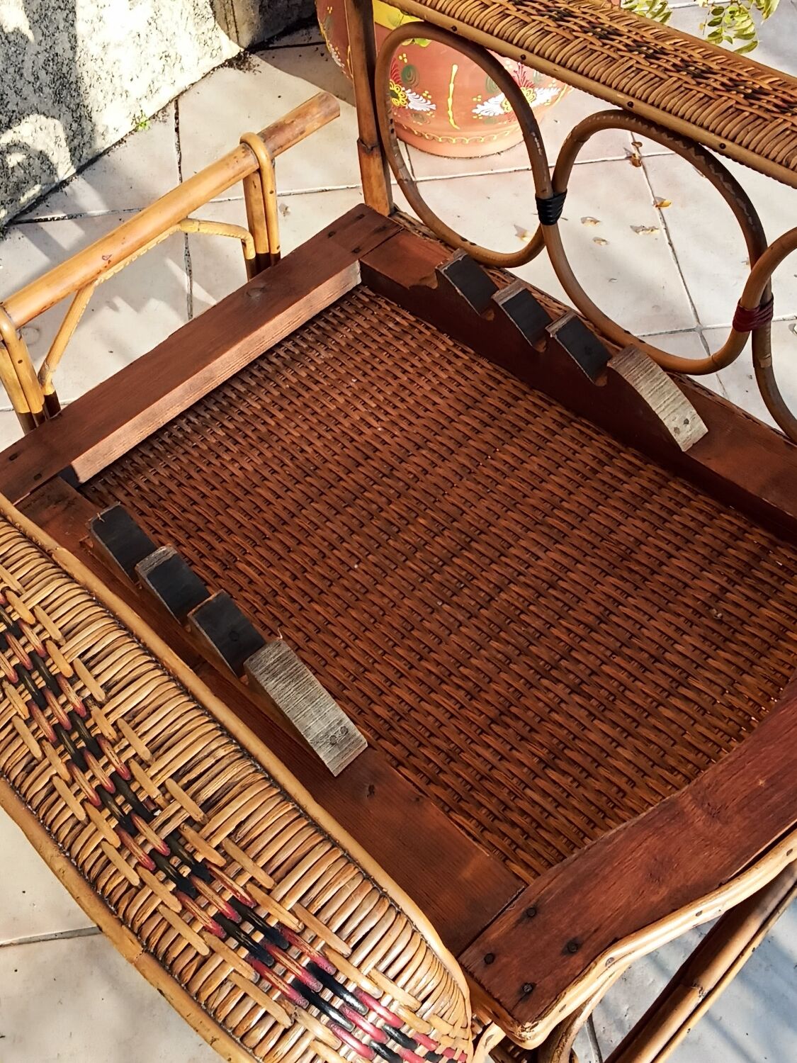 Rattan chaise longue