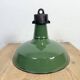Lampe à suspension industrielle en émail vert, années 1960